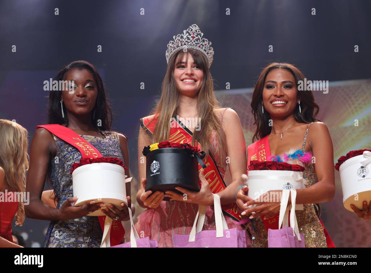 Deuxième coureur de Victoria Kembukuswa, Miss Belgium 2023 Emilie Vansteenkiste et première coureur de Claire Lansenebre pose pour le photographe au concours de beauté Miss Belgium 2023, au Proximus Theatre à Plopsaland, samedi 11 février 2023 à Adinkerke, de panne. BELGA PHOTO KURT DESPLENTER crédit: Belga News Agency/Alay Live News Banque D'Images