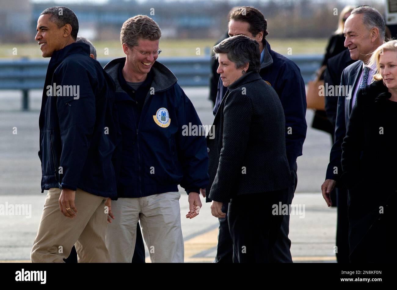 President Barack Obama, accompanied New York City Mayor Michael Bloomberg, Housing and Urban Development Secretary Shaun Donovan, Homeland Security Secretary Janet Napolitano, New York Gov. Andrew Cuomo, Sen. Charles Schumer, D-N.Y., and Sen. Kirsten Gillibrand, D-N.Y., walks toward Marine One at JFK International Airport in New York, Thursday, Nov. 15, 2012, before taking an aerial tour of damage along the New York coastline in the of wake of Superstorm Sandy. (AP Photo/Craig Ruttle) Banque D'Images