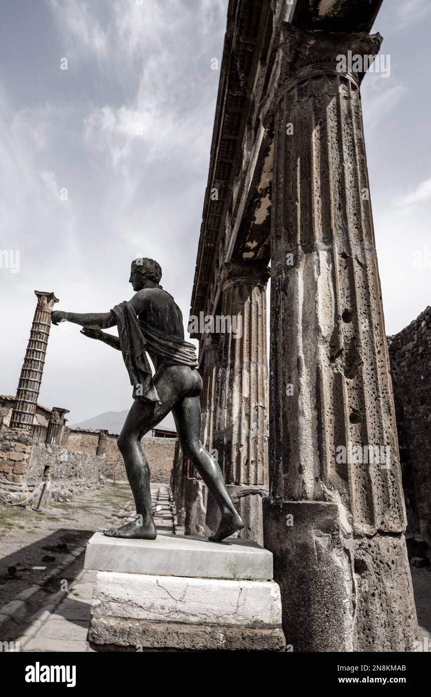 Statue dans le temple d'Apollon dans l'ancienne ville romaine en ruines de Pompéi Banque D'Images