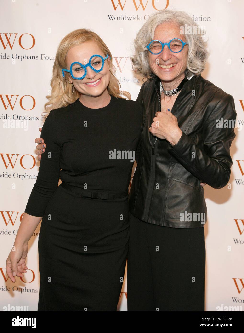 Actress Amy Poehler, left, and Founder and CEO of Worldwide Orphans Foundation Dr. Jane Aronson, right, attend the Worldwide Orphans 15th Annual Benefit Gala, at Cipriani Wall Street on Tuesday, Nov. 13, 2012 in New York. (Photo by Andy Kropa/Invision/AP) Banque D'Images
