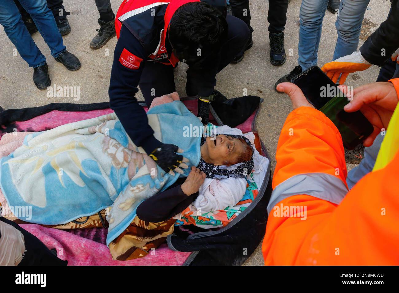 Hatay, Turquie. 08th févr. 2023. Une vieille femme, qui était sous les décombres à cause du tremblement de terre, a été sauvée après environ 56 heures. La Turquie et la Syrie ont connu les tremblements de terre les plus graves qui ont frappé la région depuis près d'un siècle. Après un tremblement de terre de magnitude 7,8 dans le sud-est de la Turquie, un deuxième tremblement de terre de magnitude 7,7 s'est produit dans le nord de la Syrie. On rapporte que plus de 25 000 personnes ont perdu la vie à la suite des tremblements de terre et que le nombre de morts continue d'augmenter. (Photo de Yusuf Belek/SOPA Images/Sipa USA) crédit: SIPA USA/Alay Live News Banque D'Images