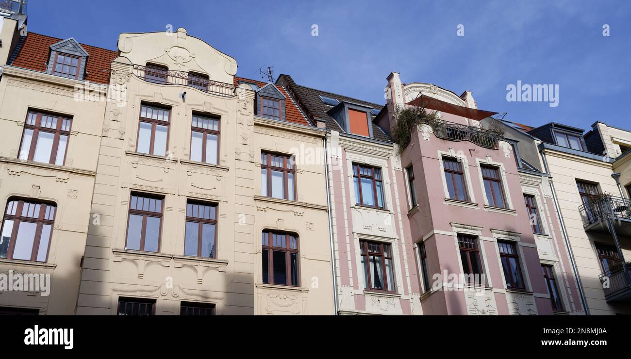 vieux bâtiments pastel restaurés de la fin du 19th siècle dans le quartier belge de cologne Banque D'Images
