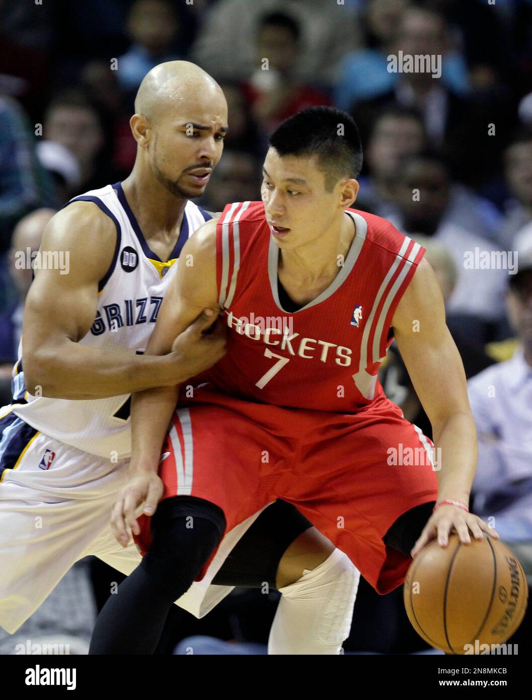 Houston Rocket's Jeremy Lin (7) is pressured by Memphis Grizzlies' Jerryd Bayless, left, during the first half of an NBA basketball game in Memphis, Tenn., Friday, Nov. 9, 2012. (AP Photo/Daniel Johnston) Banque D'Images