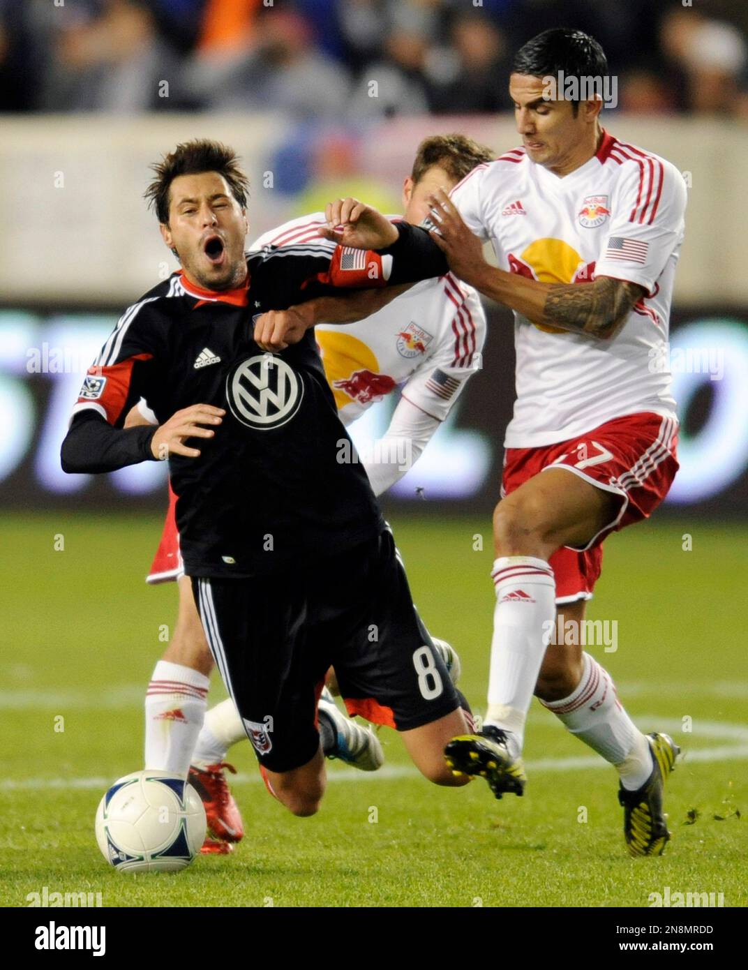 New York Red Bulls midfielder Tim Cahill, right, pushes DC United midfielder Branko Boskovic during the first half of an MLS Eastern Conference semifinal playoff soccer match, Thursday, Nov. 8, 2012, in Harrison, N.J. (AP Photo/Bill Kostroun) Banque D'Images