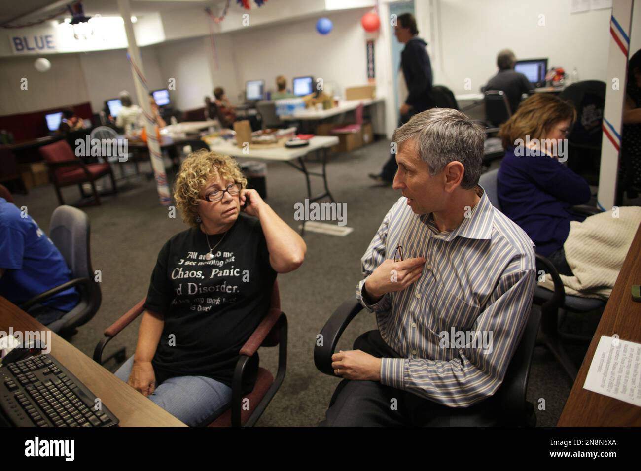 Sondra Cherico and Dan Isaac Yahiel, volunteers for the Travis County Democratic Party, share a moment between calls to potential voters at the local party headquarters on Tuesday, Nov. 6, 2012 in Austin, Texas. (AP Photo/Tamir Kalifa) Banque D'Images