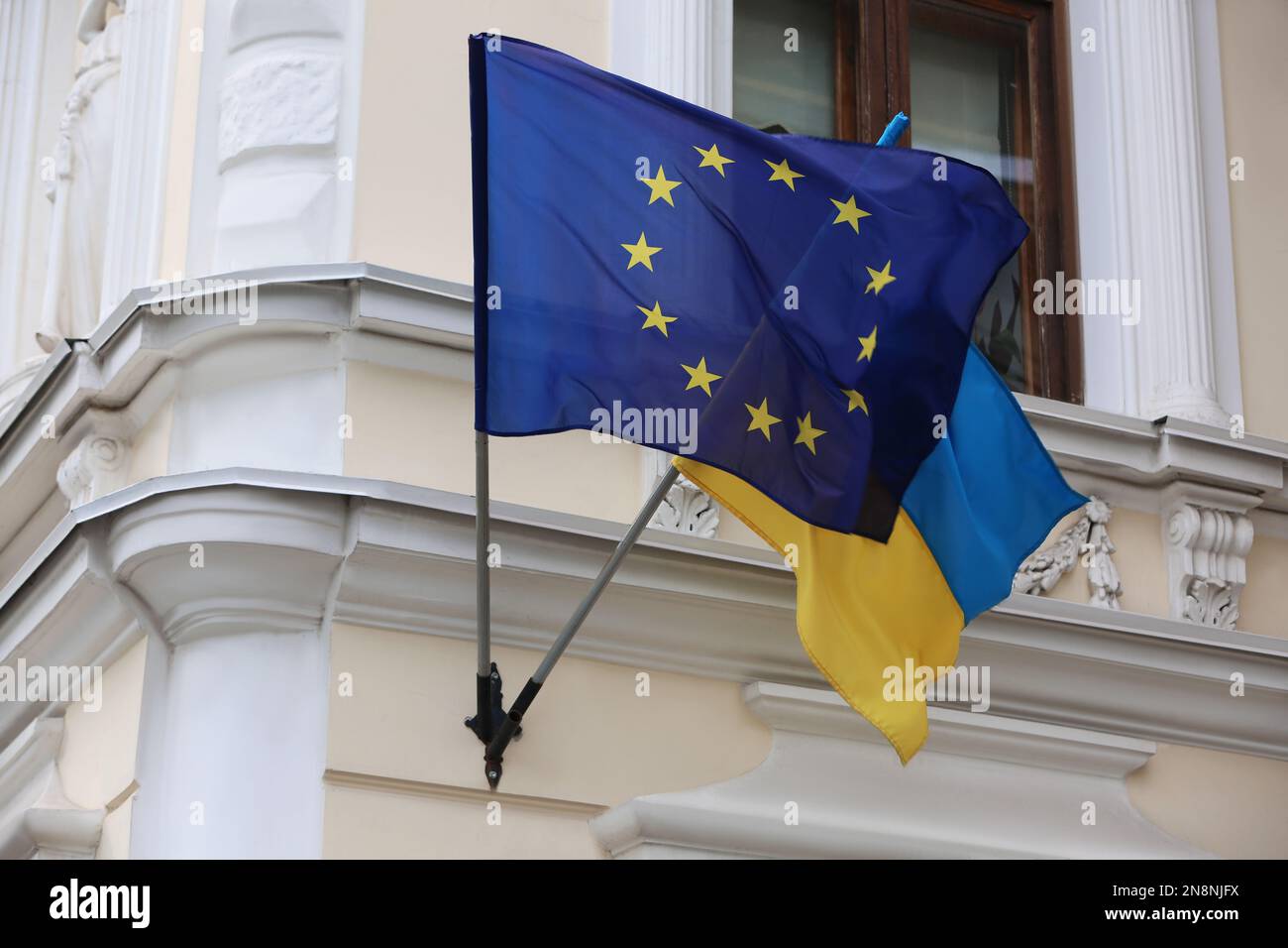 Drapeaux de l'Ukraine et de l'Union européenne sur la façade du bâtiment Banque D'Images