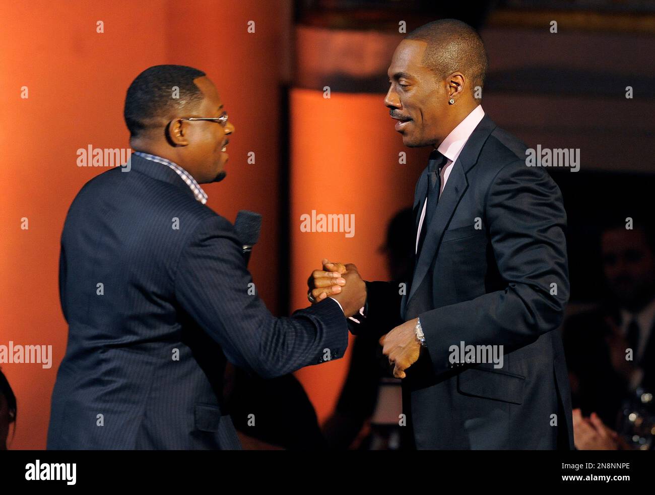Comedian Martin Lawrence, left, greets Eddie Murphy in the audience at "Eddie Murphy: One Night Only," a celebration of Murphy's career at the Saban Theater on Saturday, Nov. 3, 2012, in Beverly Hills, Calif. (Photo by Chris Pizzello/Invision) Banque D'Images
