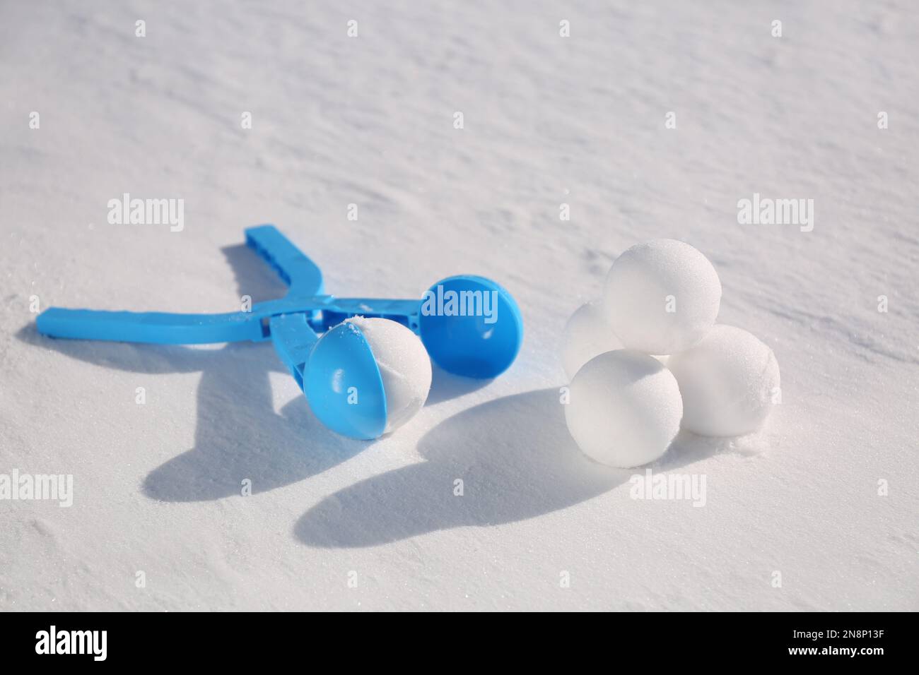 Boules de neige et outil en plastique bleu clair à l'extérieur le jour d'hiver Banque D'Images