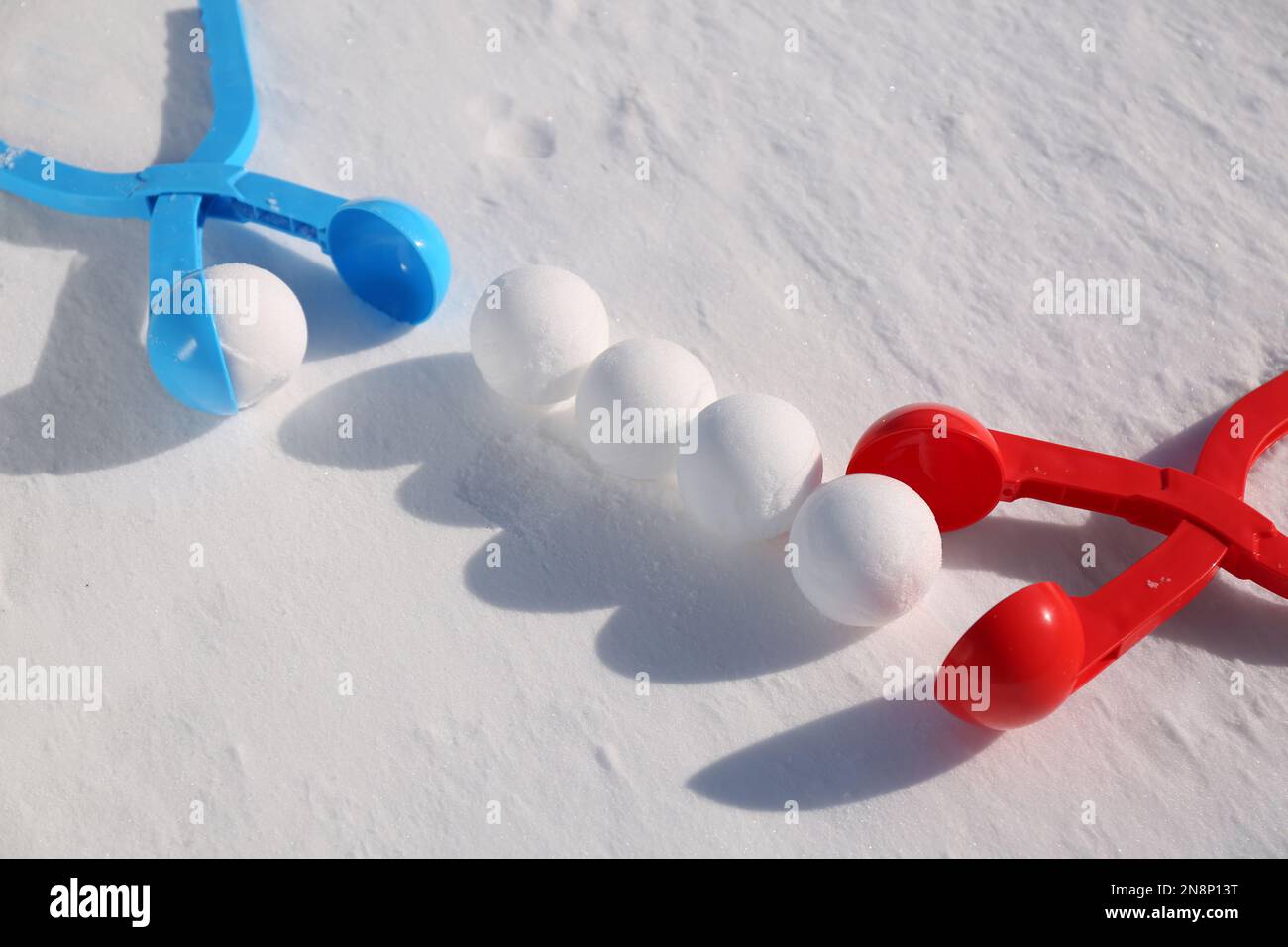Boules de neige et outils en plastique à l'extérieur le jour de l'hiver Banque D'Images