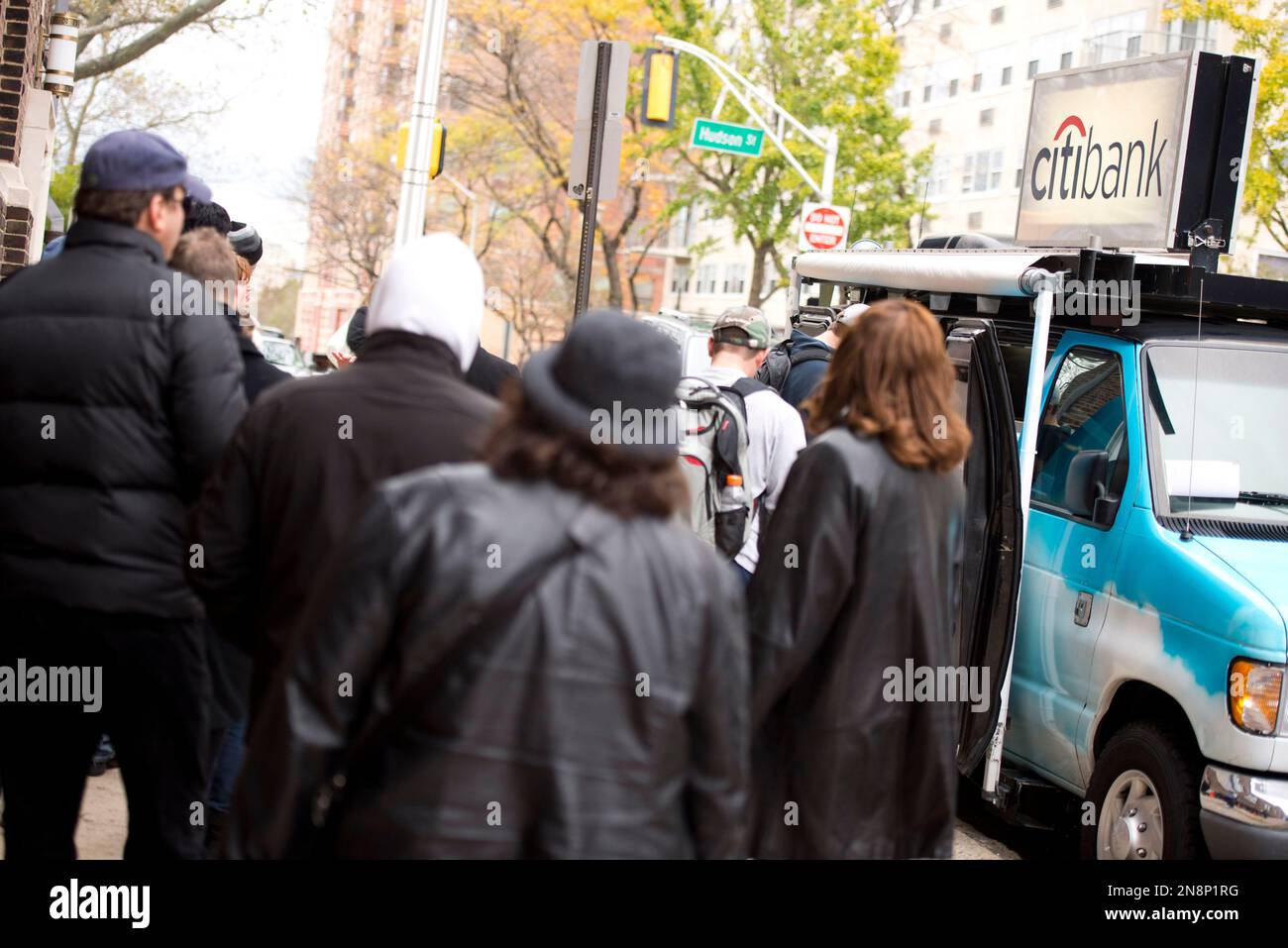 Citibank provides a mobile surcharge-free ATM to Hoboken residents suffering from power outages as a result of Hurricane Sandy on Friday, Nov. 2, 2012 in Hoboken, N.J. (Photo by Charles Sykes/Invision for Citi/AP Images) Banque D'Images