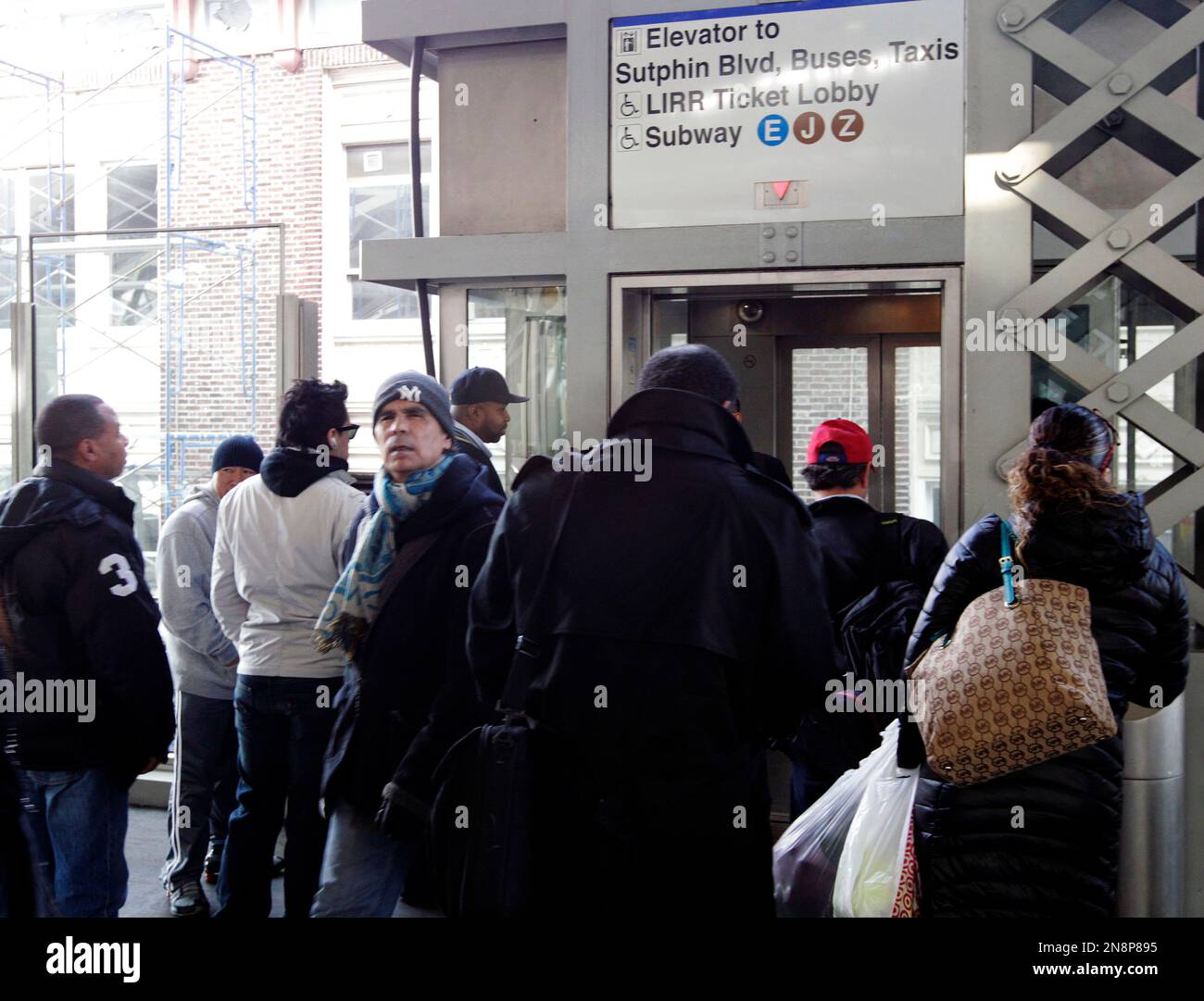 Commuters navigate the Long Island Rail Road Jamaica Station Thursday, Nov. 1, 2012, in the New York City borough of Queens. Three days after Superstorm Sandy walloped the city, residents and commuters still faced obstacles as they tried to return to pre-storm routines. (AP Photo/Frank Franklin II) Banque D'Images