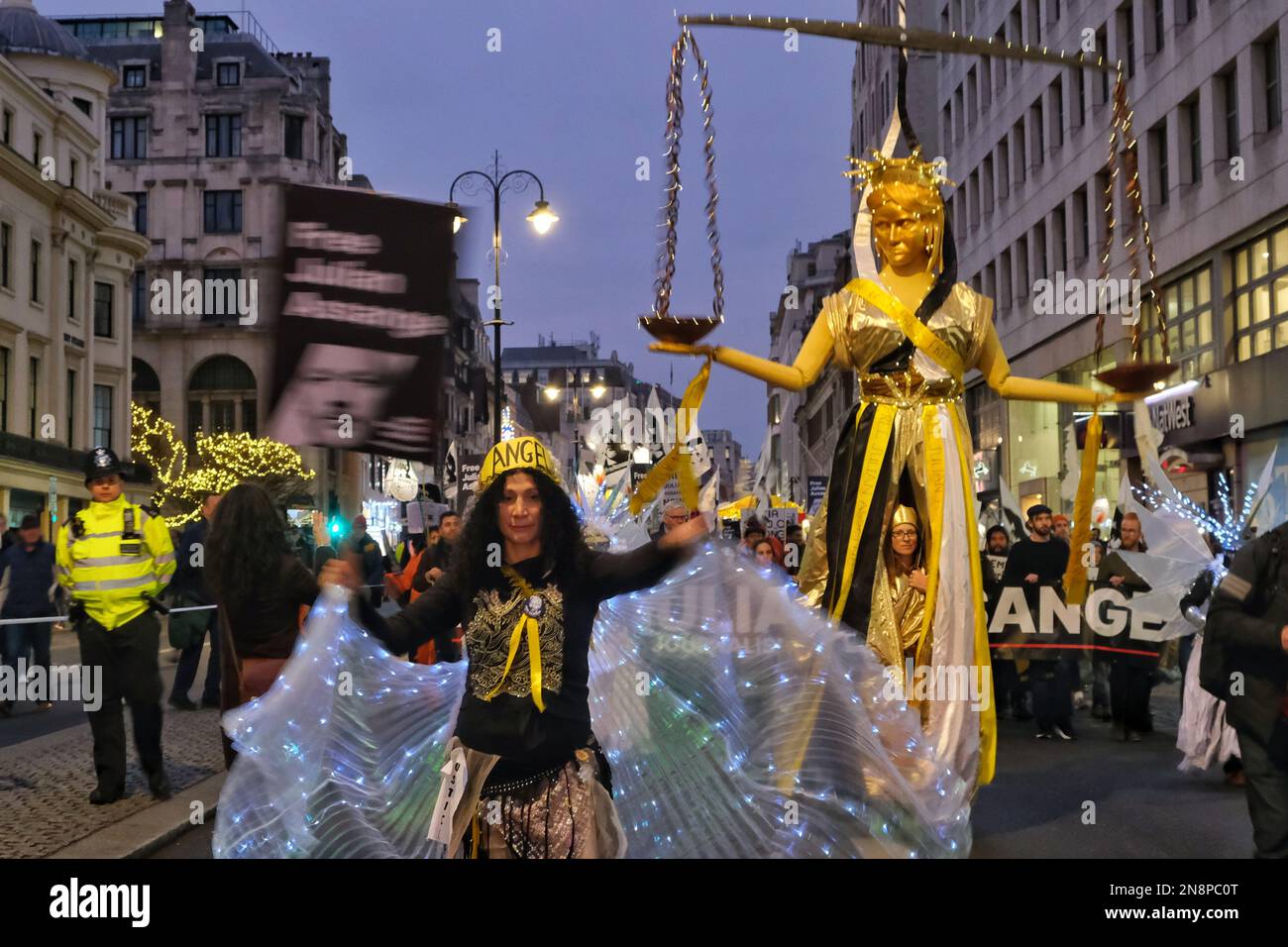 Londres, Royaume-Uni. 11th février 2023. Les partisans du fondateur de WikiLeaks, Julian Assange, ont participé à un carnaval nocturne qui a demandé sa libération de prison. Il est actuellement détenu à la prison de Belmarsh et, s'il est extradé vers les États-Unis, il risque d'être condamné à 175 ans de prison. Crédit : onzième heure Photographie/Alamy Live News Banque D'Images