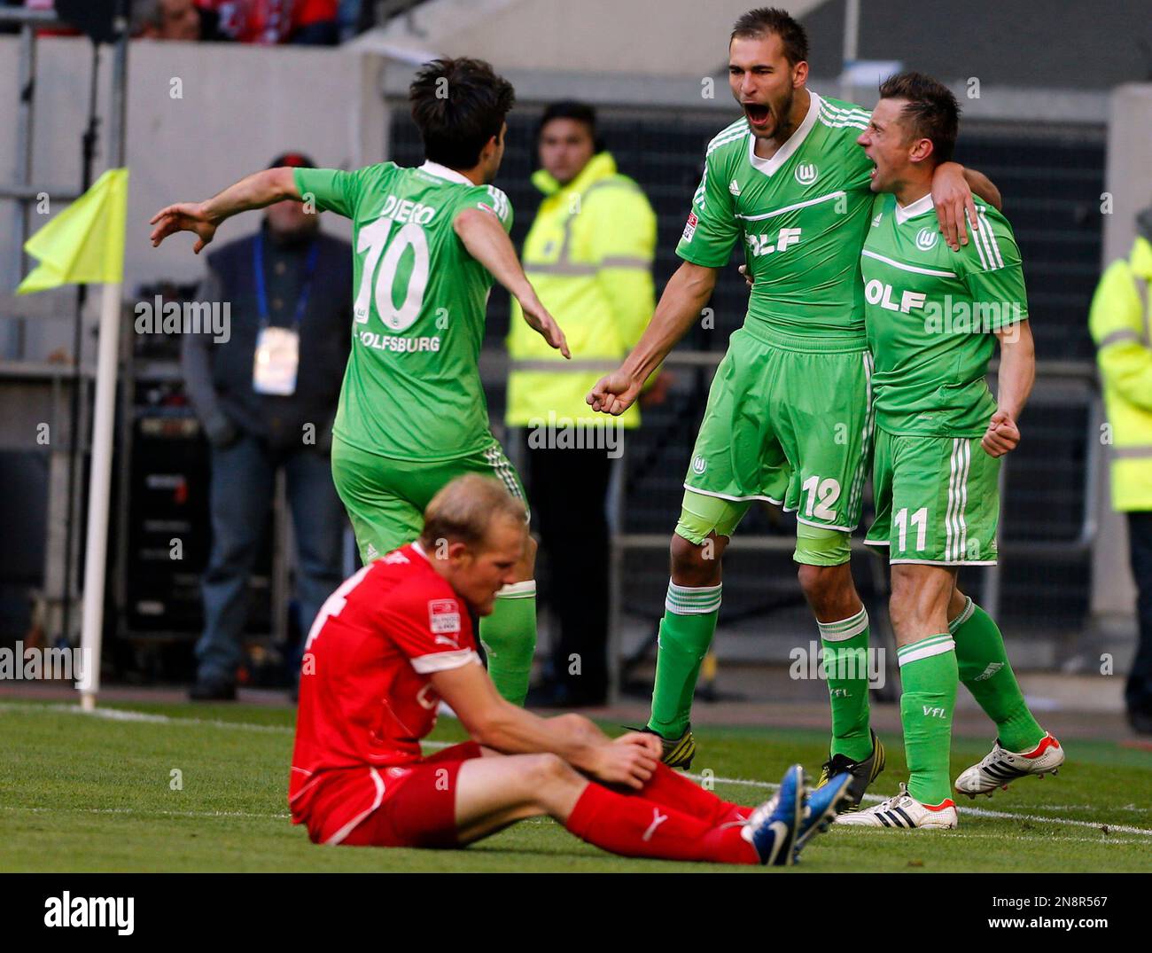Wolfsburg's Diego of Brazil, from left, Wolfsburg's Bas Dost of the Netherlands and Wolfsburg's Ivica Olic of Croatia celebrate after scoring during the German first division Bundesliga soccer match between Fortuna Duesseldorf and VfL Wolfsburg in Duesseldorf, Germany, Saturday, Oct. 27, 2012. (AP Photo/Frank Augstein) Banque D'Images