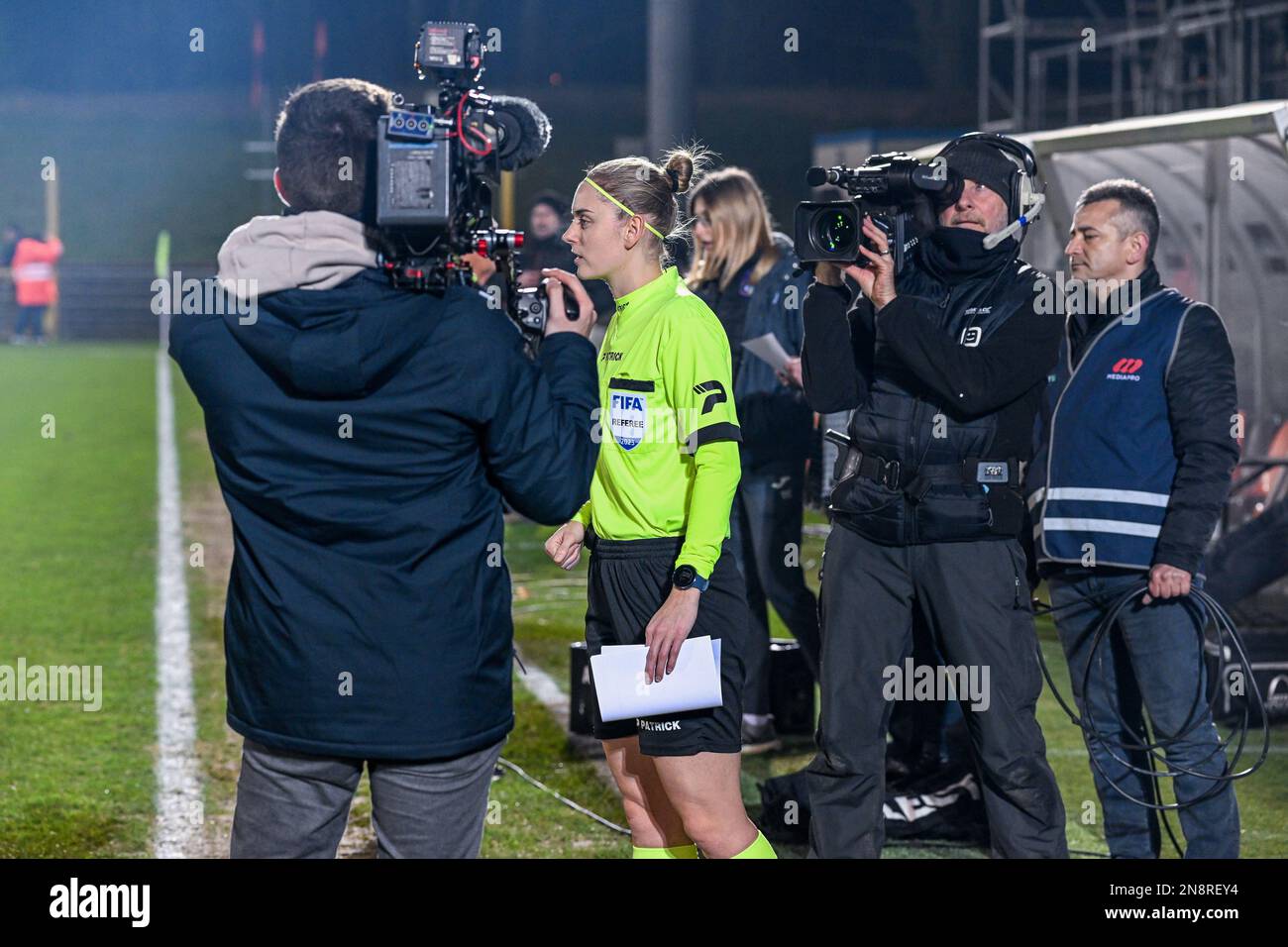 4th arbitre Viki de Cremer photographié avant un match de football entre KMSK Deinze et l'équipe de jeunes RSC Anderlecht futures pendant le 22 e match de la Challenger Pro League pour la saison 2022-2023 , le samedi 11 février 2023 à Deinze , Belgique . PHOTO SPORTPIX | Stijn Audooren Credit: David Catry/Alay Live News Banque D'Images