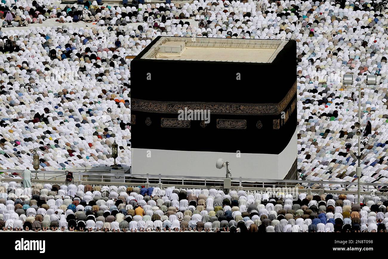 Muslim pilgrims circle the Kaaba as pray inside the Grand mosque in Mecca, Saudi Arabia, Monday, Oct. 22, 2012. The annual Islamic pilgrimage draws three million visitors each year, making it the largest yearly gathering of people in the world. (AP Photo/Hassan Ammar) Banque D'Images