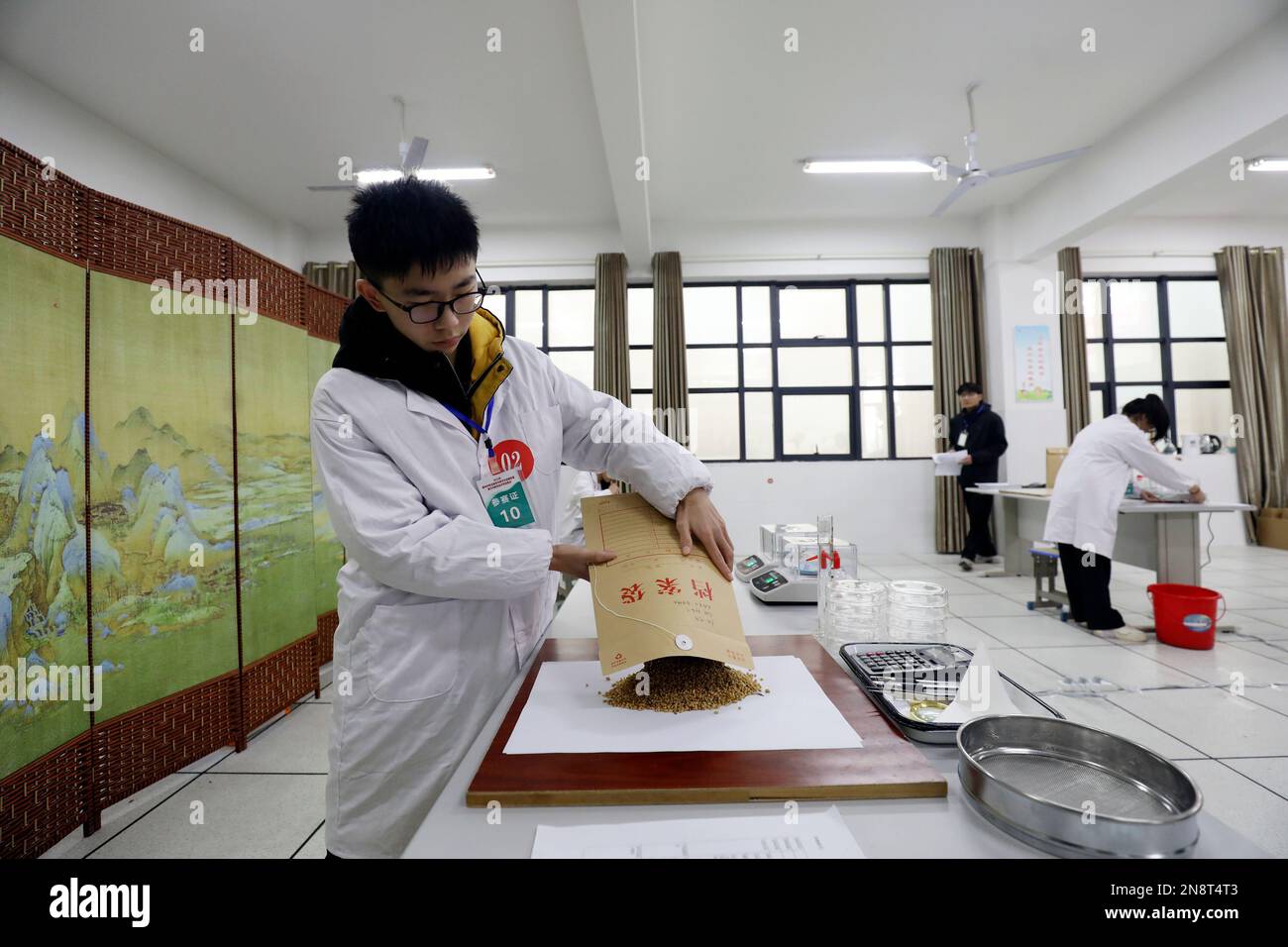 CHENZHOU, CHINE - le 10 FÉVRIER 2023 - les participants participent à un test de qualité des semences à l'école technique et professionnelle Zixing, en Chine centrale Banque D'Images