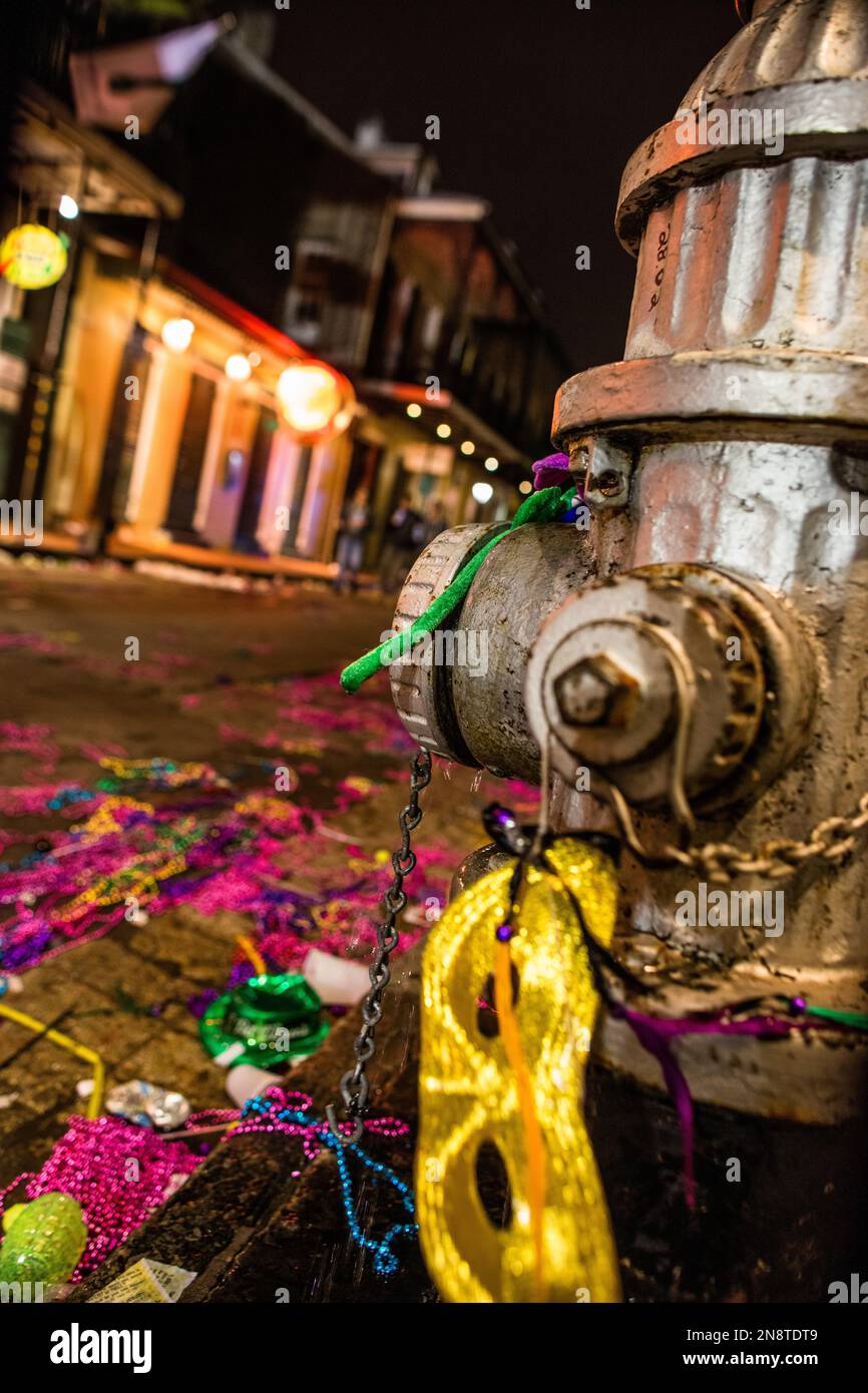 Borne d'incendie et rue bordée de perles, de masques et de détritus à la suite d'un défilé de Mardi gras Banque D'Images