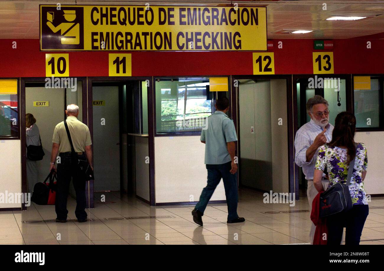 Travelers wait at the immigration checkpoint in the Jose Marti International Airport in Havana, Cuba, Tuesday, Oct 16, 2012. The Cuban government announced Tuesday that it will no longer require islanders to apply for an exit visa, eliminating a much-loathed bureaucratic procedure that has been a major impediment for many seeking to travel overseas for more than a half-century. (AP Photo/Ramon Espinosa) Banque D'Images