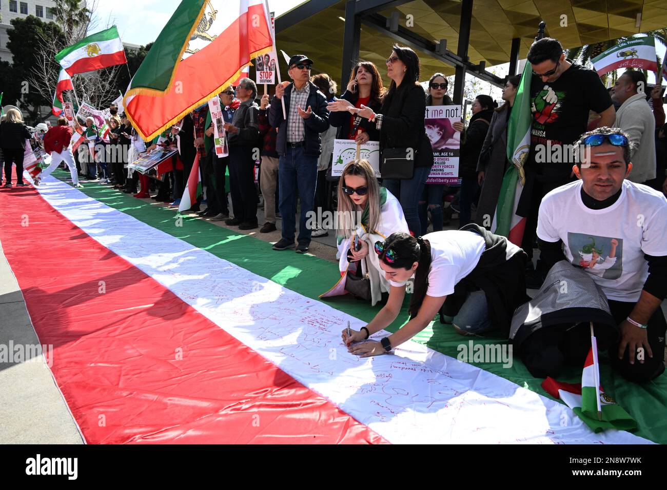 Los Angeles, États-Unis. 11th févr. 2023. Des milliers de personnes se sont rassemblées pour protester contre un changement de régime en Iran lors d'un rassemblement devant l'hôtel de ville de Los Angeles samedi à Los Angeles, aux États-Unis. Crédit: Linova Photography/Alamy Live News. Banque D'Images