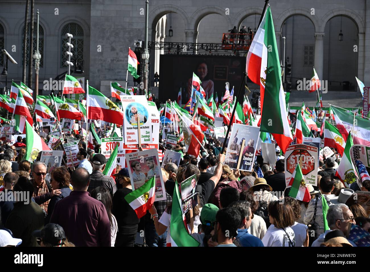 Los Angeles, États-Unis. 11th févr. 2023. Des milliers de personnes se sont rassemblées pour protester contre un changement de régime en Iran lors d'un rassemblement devant l'hôtel de ville de Los Angeles samedi à Los Angeles, aux États-Unis. Crédit: Linova Photography/Alamy Live News. Banque D'Images