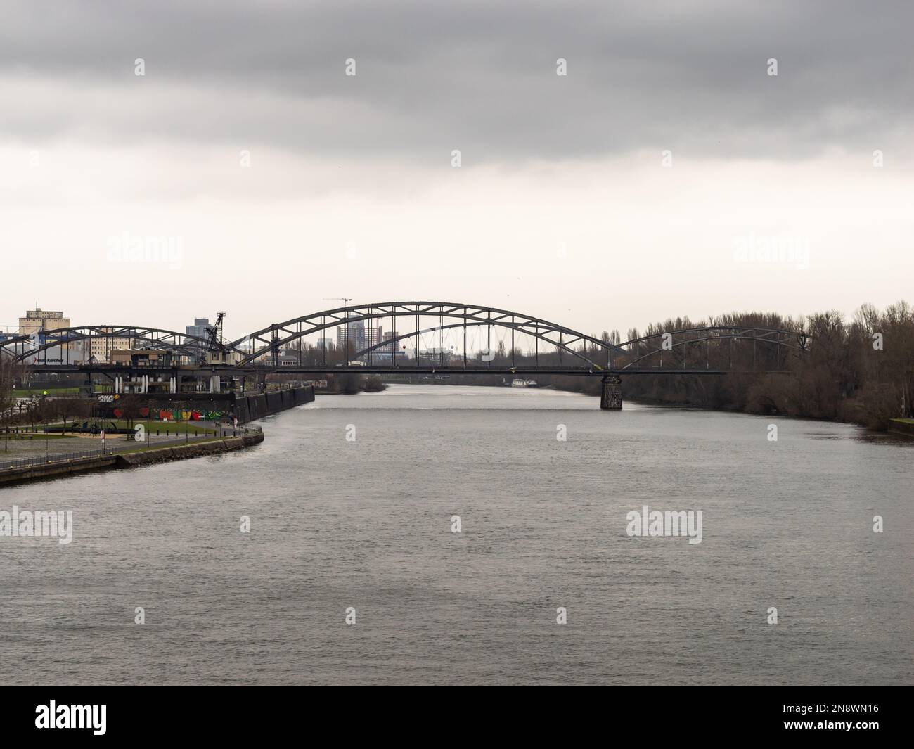 Pont Deutschherrn (Deutschherrnbrücke) sur la rivière main dans la ville. L'ancien pont de chemin de fer est fait d'un cadre en acier formant une arche. Banque D'Images