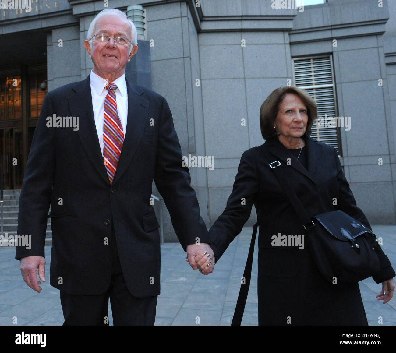Former manager of Reserve Primary Bruce Bent Sr., left, exits Manhattan federal court with his wife after testifying at his fraud trial, Thursday, Oct. 11 2012, in New York. The SEC has accused Reserve Management Co. Inc. and its two top executives, Bruce Bent Sr. and Bruce Bent II, of fraud, saying they withheld key facts about the shaky situation of Reserve's Primary Fund after Lehman Brothers filed for bankruptcy protection in September 2008. (AP Photo/ Louis Lanzano) Banque D'Images