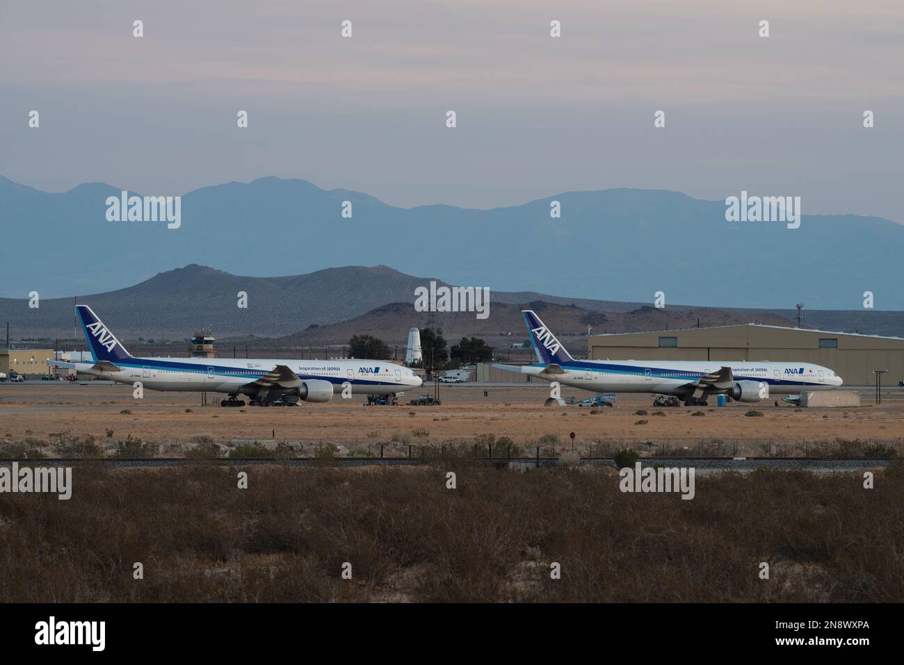 ANA, All Nippon Airways, Boeing 777 en stockage à Rutan Field dans le comté de Kern. Banque D'Images