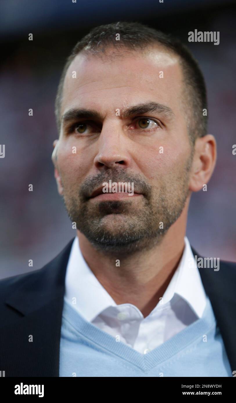 Hoffenheim's coach Markus Babbel listens questions of journalists prior to the German first division Bundesliga soccer match between FC Bayern Munich and TSG 1899 Hoffenheim in Munich, southern Germany, Saturday, Oct. 6, 2012. (AP Photo/Matthias Schrader) Banque D'Images