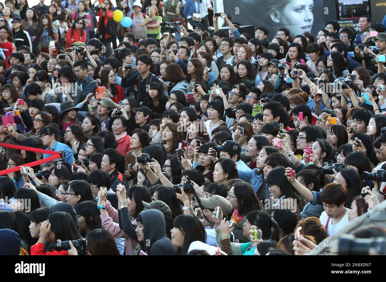 People crowd as Korean actress Kim Hye-sook, actor Kim Yoon-seok, actress Jeon Ji-hyun, Hong Kong actor Derek Tsang and South Koean director Choi Dong-hoon attend the Open Talks to promote their move "The Thieves" during the Busan International Film Festival in Busan, South Korea, Sunday, Oct. 7, 2012. (AP Photo/Ahn Young-joon) Banque D'Images