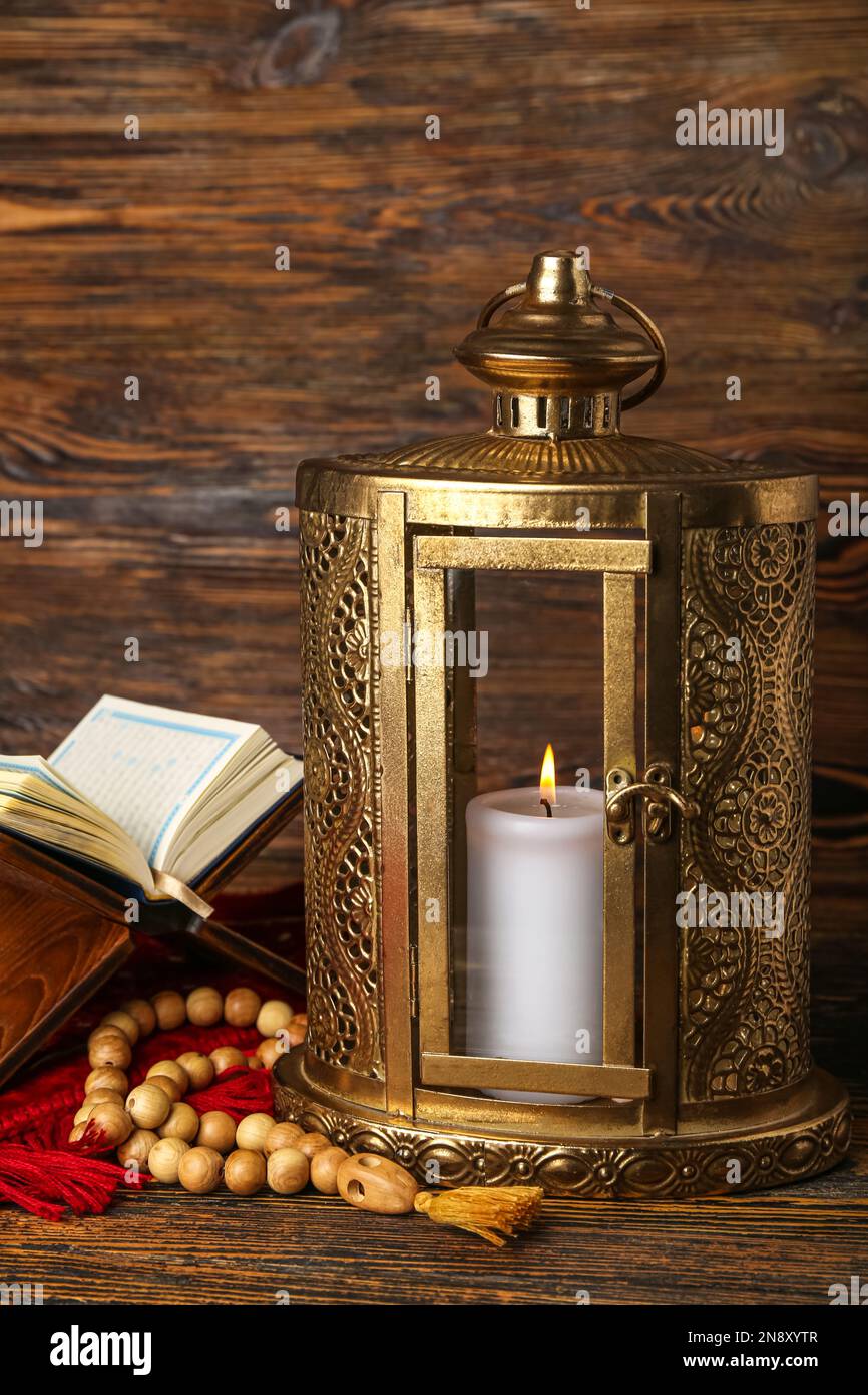 Lanterne musulmane avec Coran et perles de prière pour le Ramadan sur une  table en bois Photo Stock - Alamy