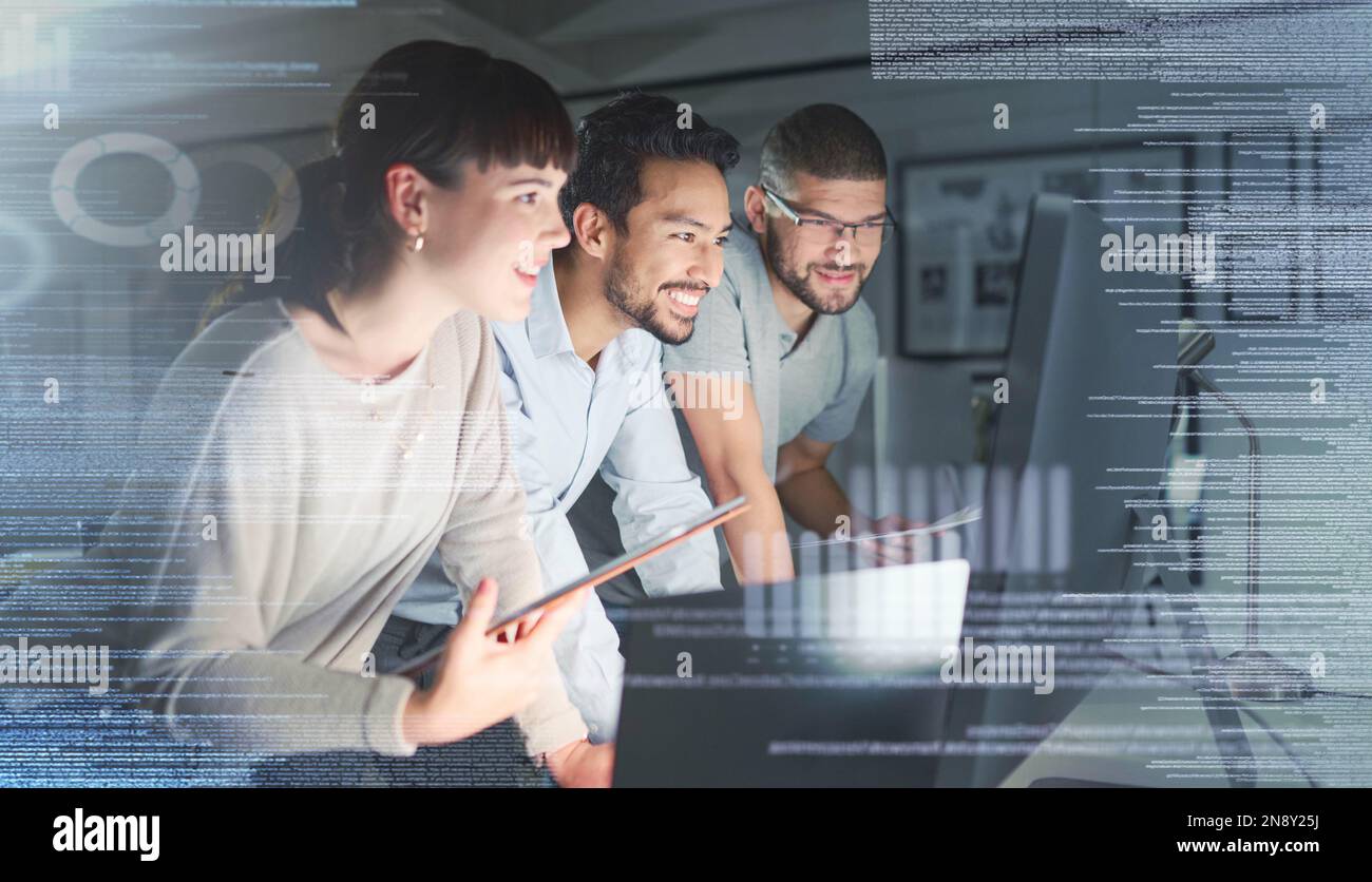 Gens d'affaires, groupe de codage et technologie de l'information avec écran d'ordinateur, programmation et développement de logiciels. Superposition de code, futuriste et Banque D'Images