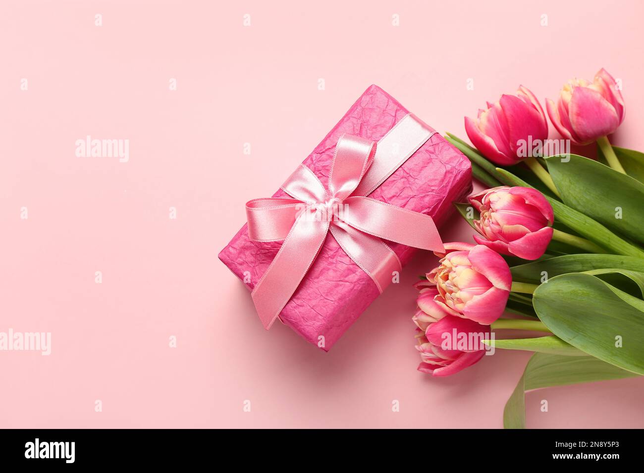 Boîte cadeau et superbes fleurs de tulipe sur fond rose. Bonjour printemps  Photo Stock - Alamy