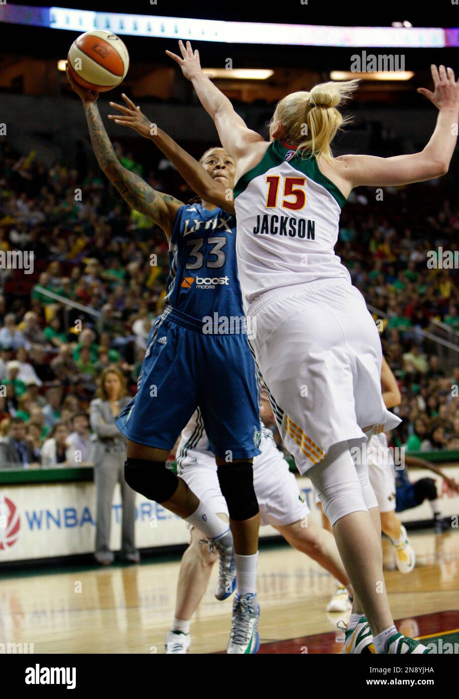 Minnesota Lynx' Seimone Augustus, left, shoots past Seattle Storm's Lauren Jackson in the first half of Game 2 of a WNBA basketball first-round playoff game, Sunday, Sept. 30, 2012, in Seattle. Seattle defeated Minnesota 86-79.(AP Photo/Kevin P. Casey) Banque D'Images
