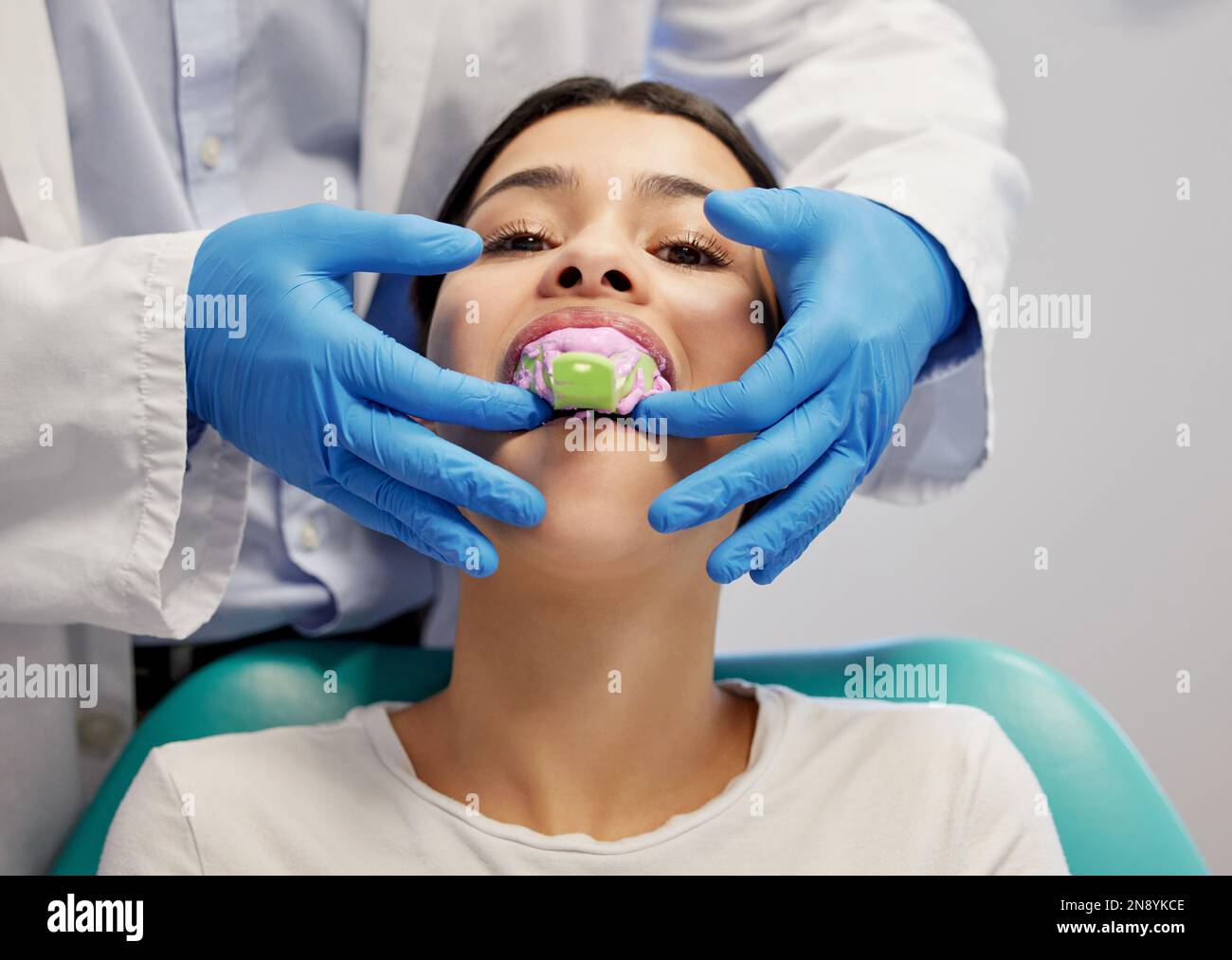 Les premières impressions comptent. une jeune femme ayant fait du travail dentaire sur ses dents. Banque D'Images