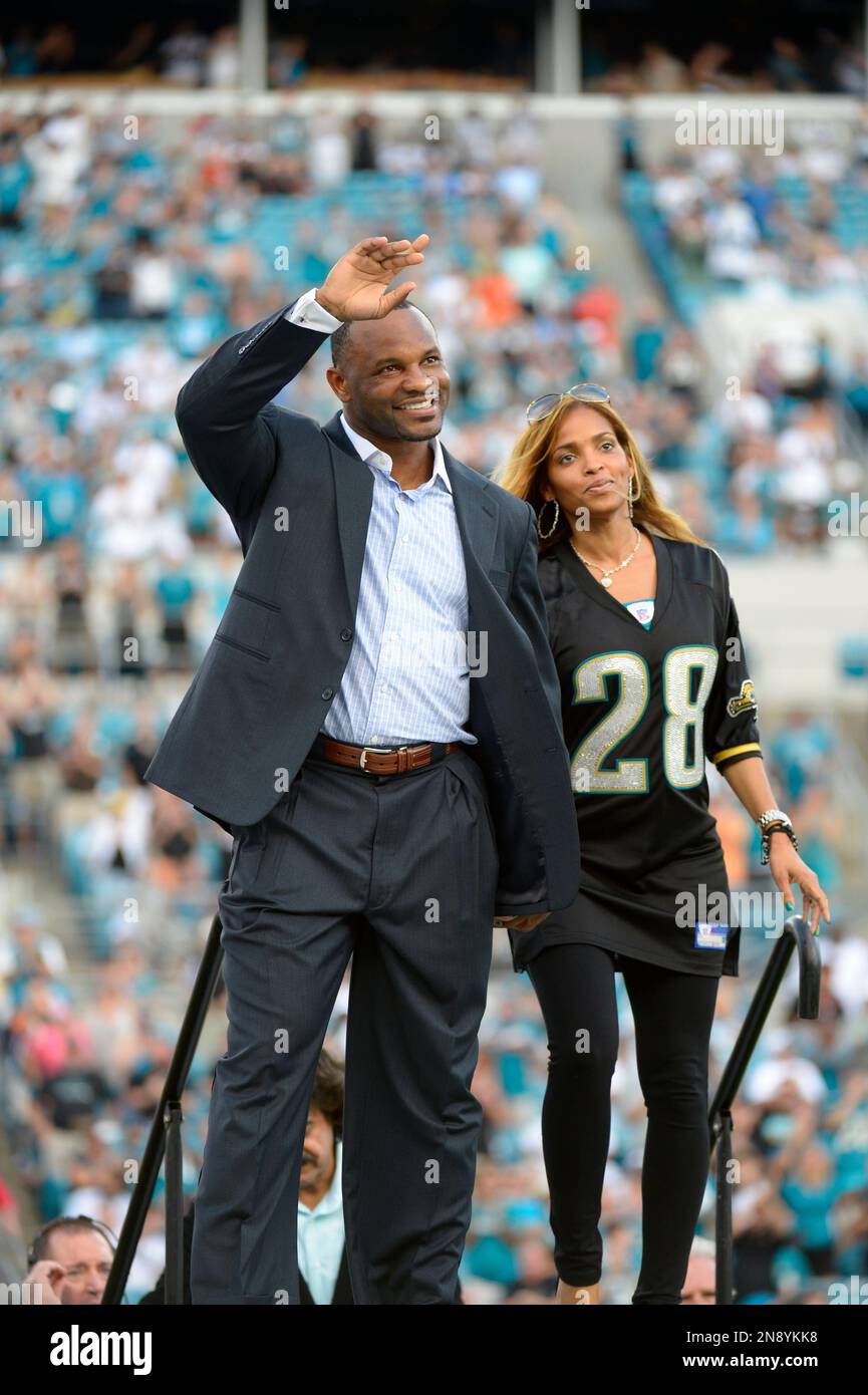 Former Jacksonville Jaguars running back Fred Taylor, left, with his wife Andrea, acknowledges the crowd before being inducted into the Pride of the Jaguars during a halftime ceremony of an NFL football game against the Cincinnati Bengals in Jacksonville, Fla., Sunday, Sept. 30, 2012. The Bengals won 27-10.(AP Photo/Phelan M. Ebenhack) Banque D'Images
