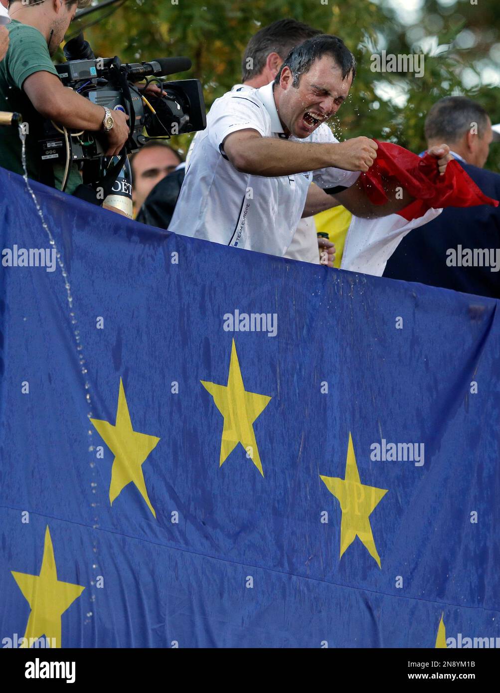 Europe's Francesco Molinari celebrates after winning the Ryder Cup PGA golf tournament Sunday, Sept. 30, 2012, at the Medinah Country Club in Medinah, Ill. (AP Photo/Charlie Riedel) Banque D'Images