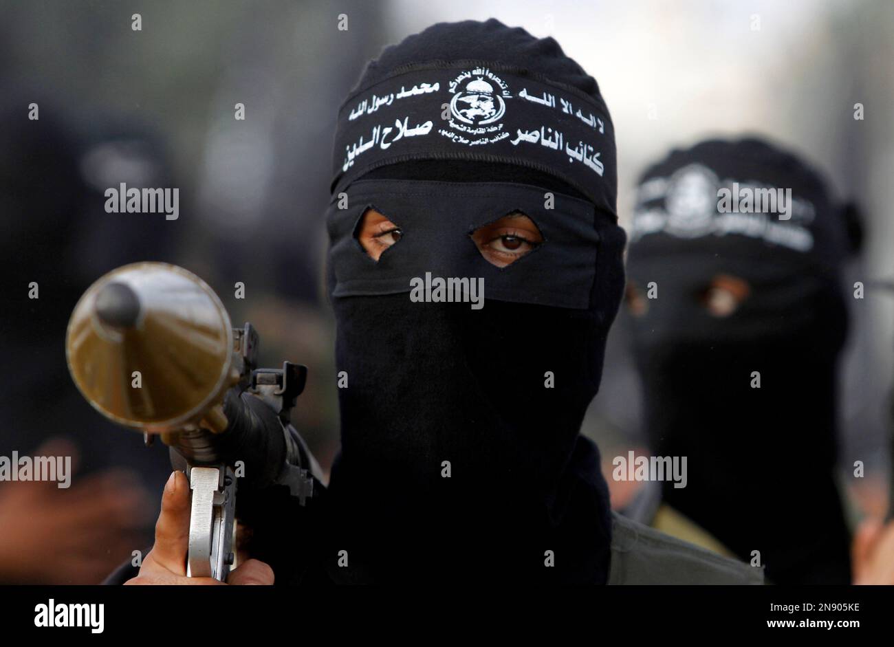 A masked Palestinian militant from the Al Nasser Brigades, an armed wing of the Popular Resistance Committees (PRC) holds a weapon during a rally marking the 12th anniversary of the brigades, in Gaza city, Friday, Sept. 28, 2012. (AP Photo/Hatem Moussa) Banque D'Images