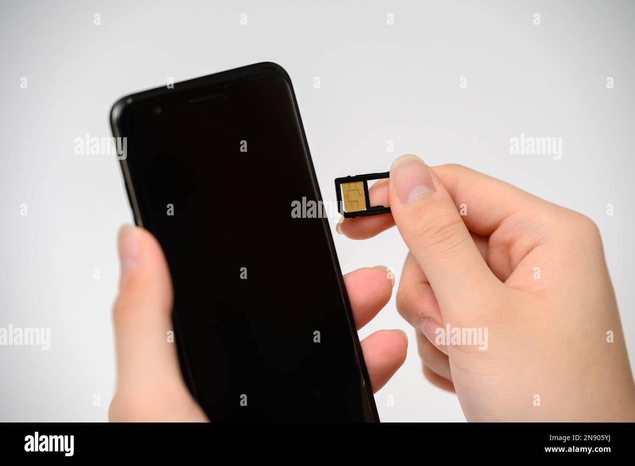 Remplacement de la carte SIM dans le téléphone. Carte SIM mobile Banque D'Images