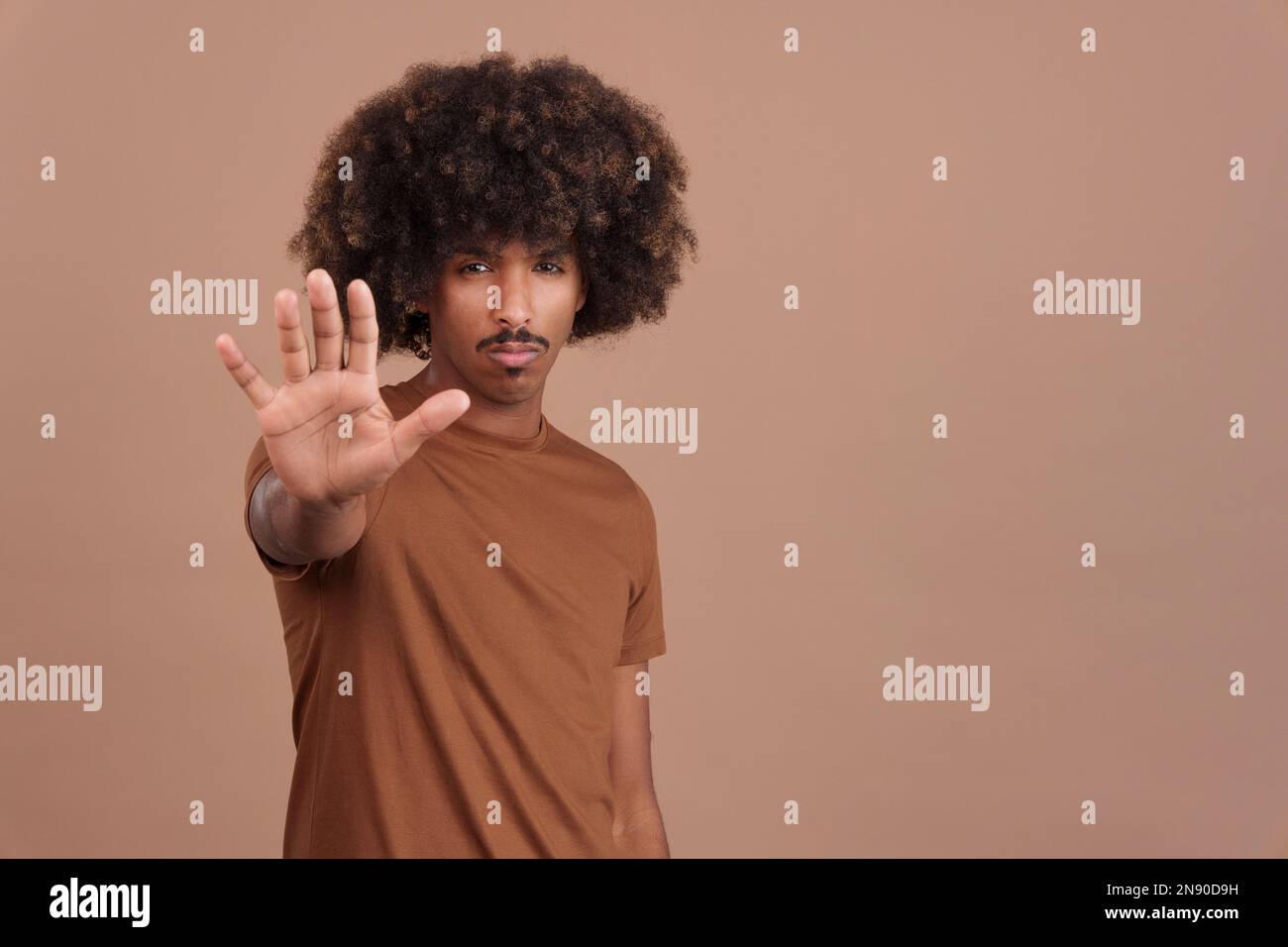 Homme africain qui gestuelle avec la main Banque D'Images