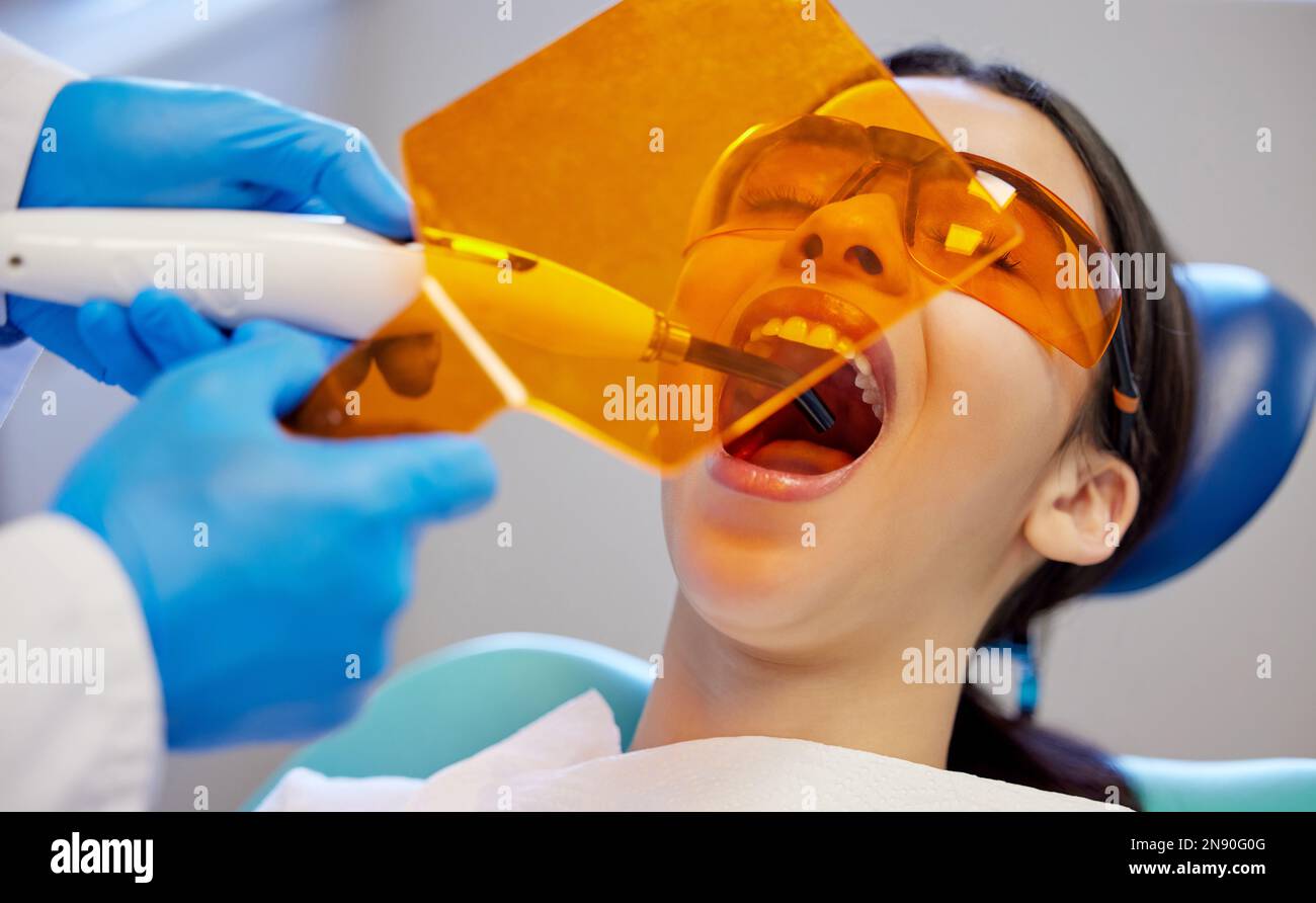 Venez pour le sourire, restez pour le soin. une jeune femme ayant une procédure dentaire a exécuté sur elle. Banque D'Images