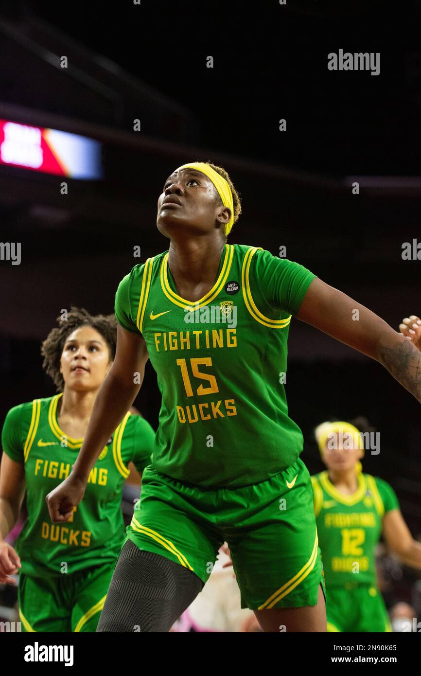 Los Angeles, États-Unis. 10th févr. 2023. Centre des canards de l'Oregon Phillipina Kyei (15) prêt pour le rebond contre les chevaux de Troie de l'USC lors d'un match de saison régulière au Centre Galen le vendredi 10 février 2023 à Los Angeles, en Californie. Les chevaux de Troie ont vaincu les canards 56-51. (Aliyah Navarro/image du sport) photo via le crédit: Newscom/Alamy Live News Banque D'Images