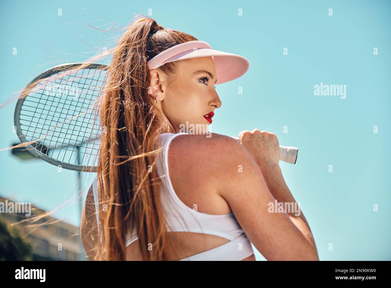 Femme de retour, jeu de tennis et beauté en plein soleil pour la remise en  forme, le bien-être et la mode pour le sport en été. Gen z fille, athlète  et objectif