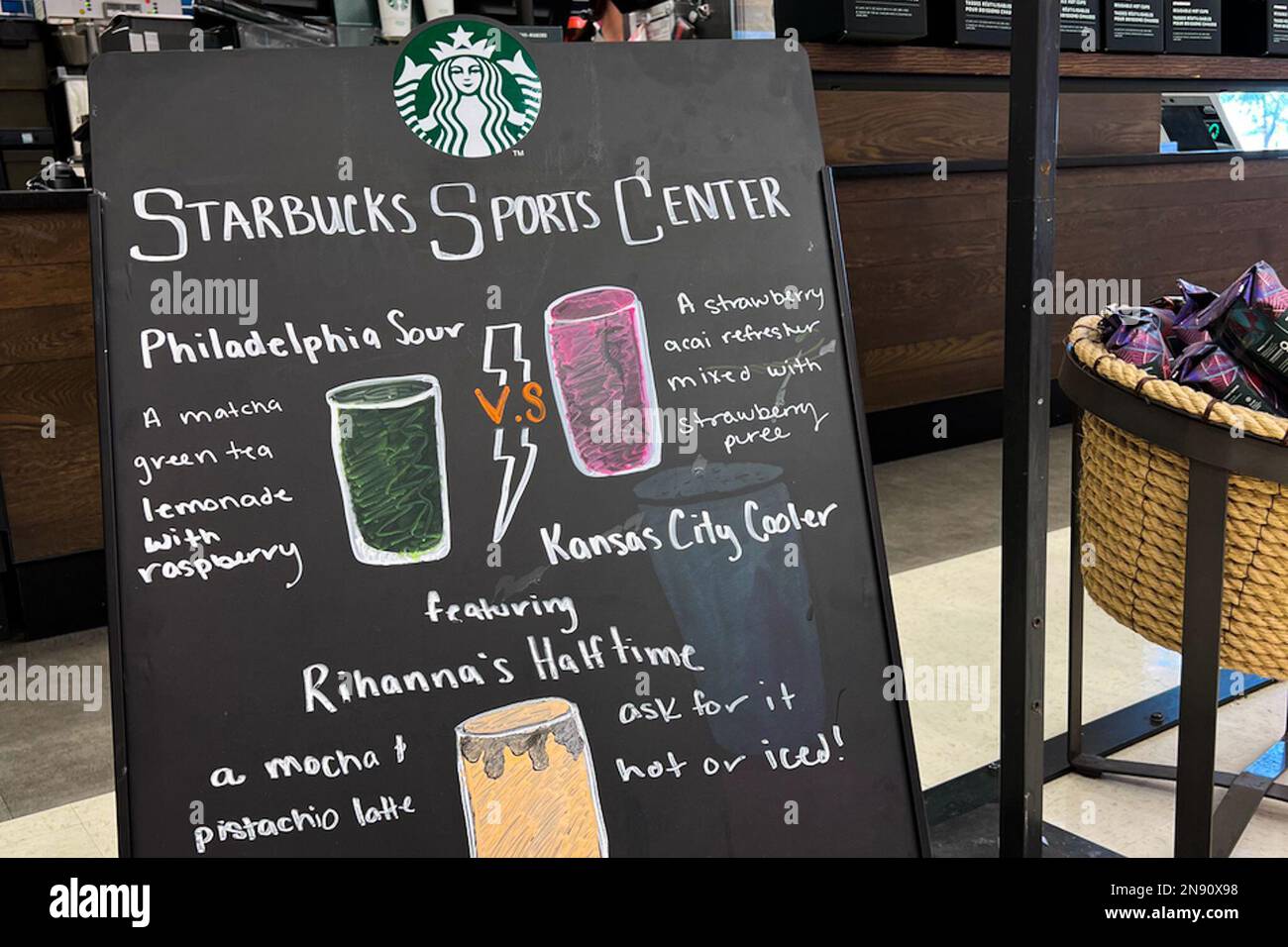 Phoenix, États-Unis. 11th févr. 2023. Un panneau annonce les boissons sur le thème du Super Bowl LVII dans un café Starbucks de Phoenix, Arizona, le 11 février 2023. Le menu comprend le Philadelphia Sour, le Kansas City Cooler et le Rihanna's Half Time. Le match de championnat de la National football League (NFL) se déroulera entre le champion de l'American football Conference (AFC) Kansas City Chiefs et le champion de la National football Conference (NFC) Philadelphia Eagles au State Farm Stadium de Glendale, Arizona, le 12 février 2023. (Photo de Samuel Rigelhaupt/Sipa USA) crédit: SIPA USA/Alay Live News Banque D'Images