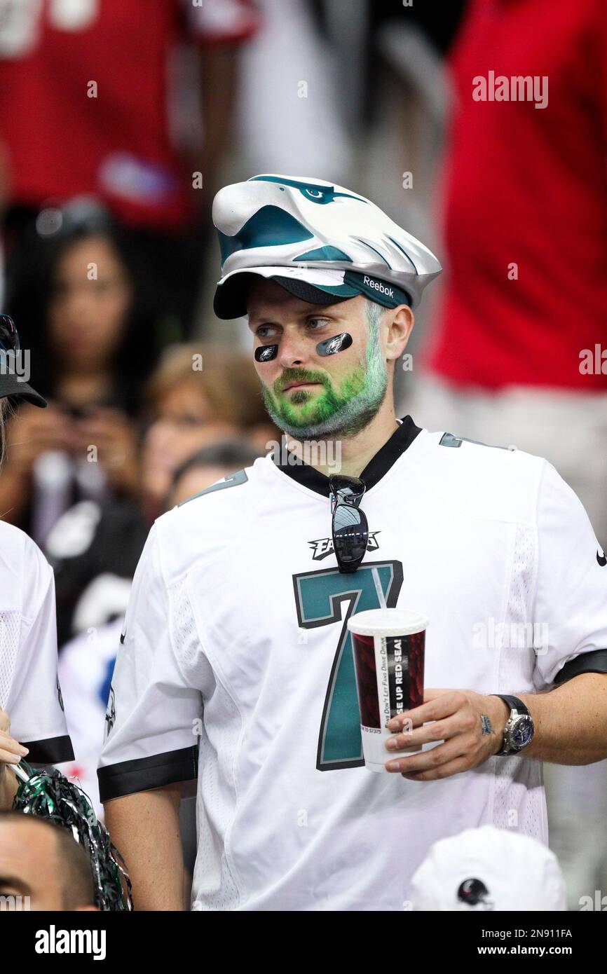 A Philadelphia Eagles fan watches his team in the closing moments of defeat during the second half of an NFL football game against the Arizona Cardinals Sunday, Sept. 23, 2012, in Glendale, Ariz. The Cardinals defeated the Eagles 27-6.(AP Photo/Paul Connors) Banque D'Images