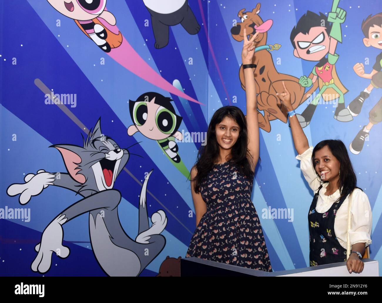 Les filles posent avec des personnages de Cartoon Network stall à Comic con à Mumbai, Inde. 11th févr. 2023. (Photo par Indranil Aditya/NurPhoto) Credit: NurPhoto SRL/Alay Live News Banque D'Images