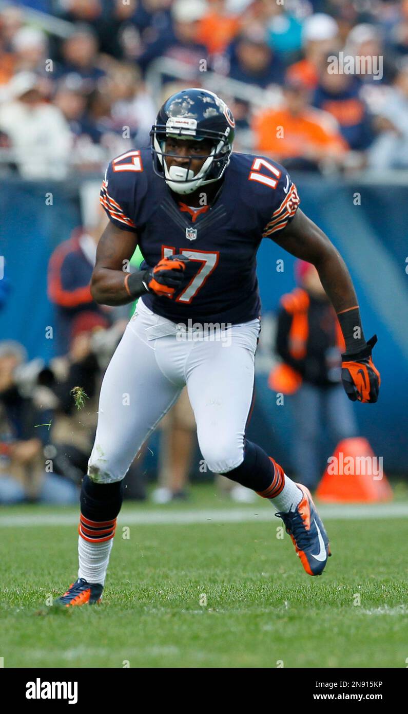 Chicago Bears wide receiver Alshon Jeffery (17) runs in the second half of an NFL football game against the St. Louis Rams in Chicago, The Bears won 23-6. Sunday, Sept. 23, 2012. (AP Photo/Charles Rex Arbogast) Banque D'Images