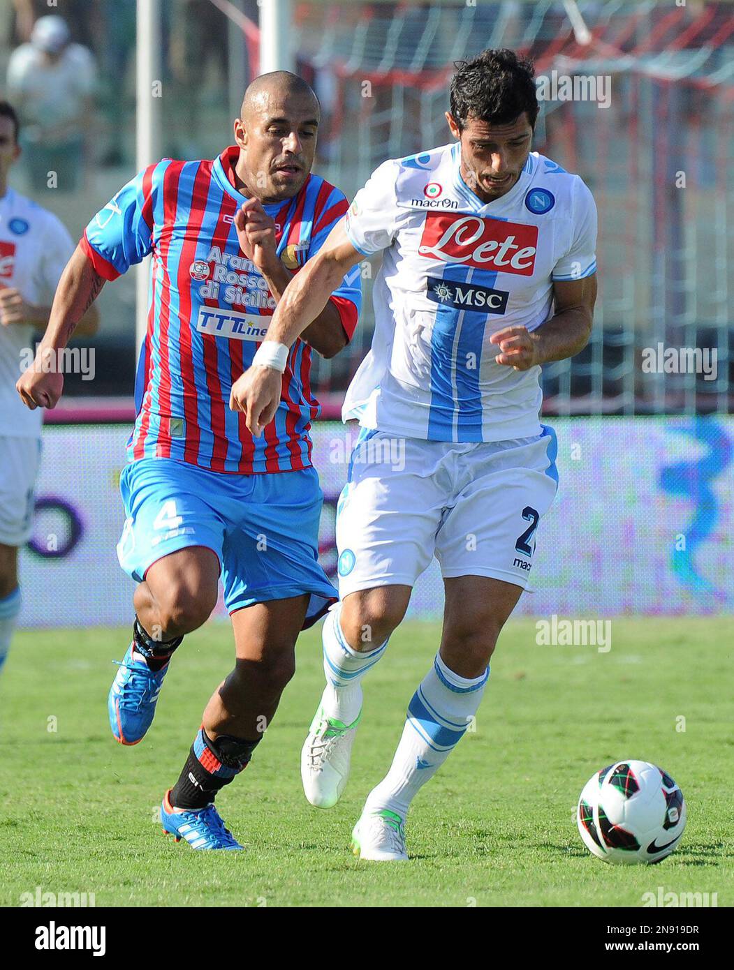 Catania midfielder Sergio Almiron, of Argentina, left, challenges for the ball with Napoli midfielder Blerim Dzemaili, of Switzerland, during a Serie A soccer match at the Angelo Massimino stadium in Catania, Italy, Sunday, Sept. 23, 2012. (AP Photo/Carmelo Imbesi) Banque D'Images