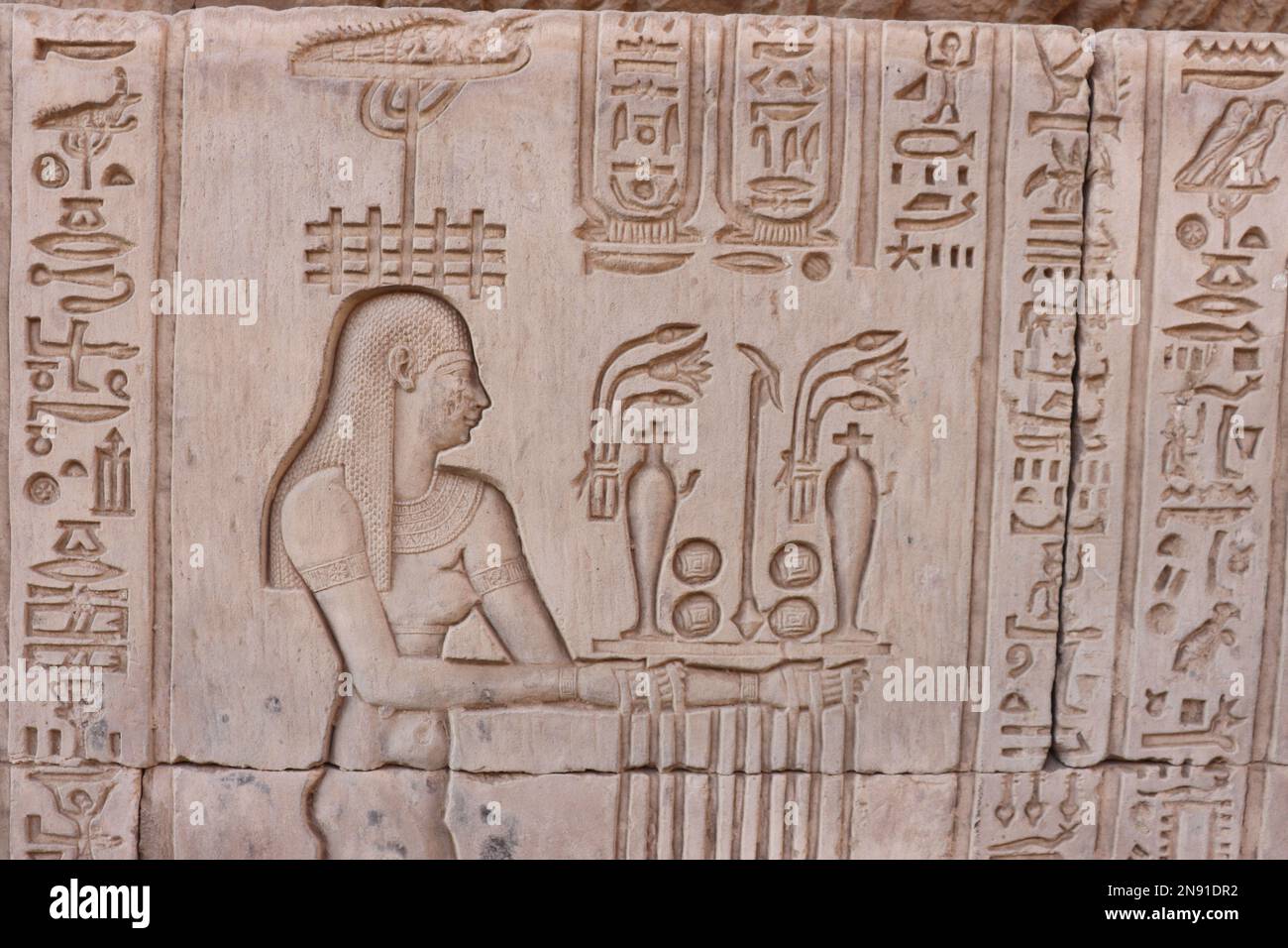 Hiéroglyphes égyptiens antiques sculptés au temple de Kom Ombo à Assouan, en Égypte Banque D'Images