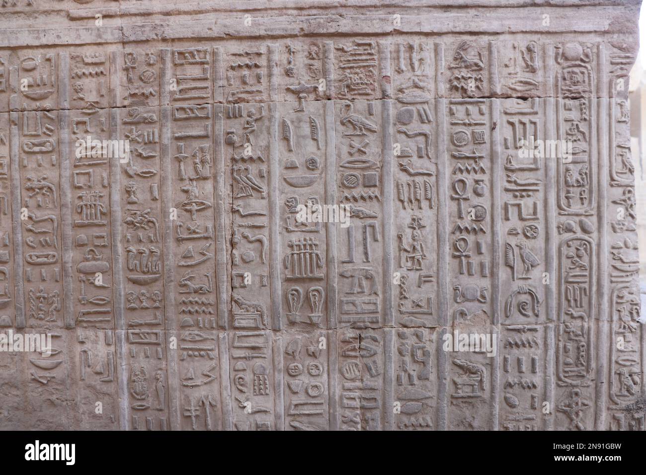 Hiéroglyphes égyptiens antiques sculptés au temple de Kom Ombo à Assouan, en Égypte Banque D'Images