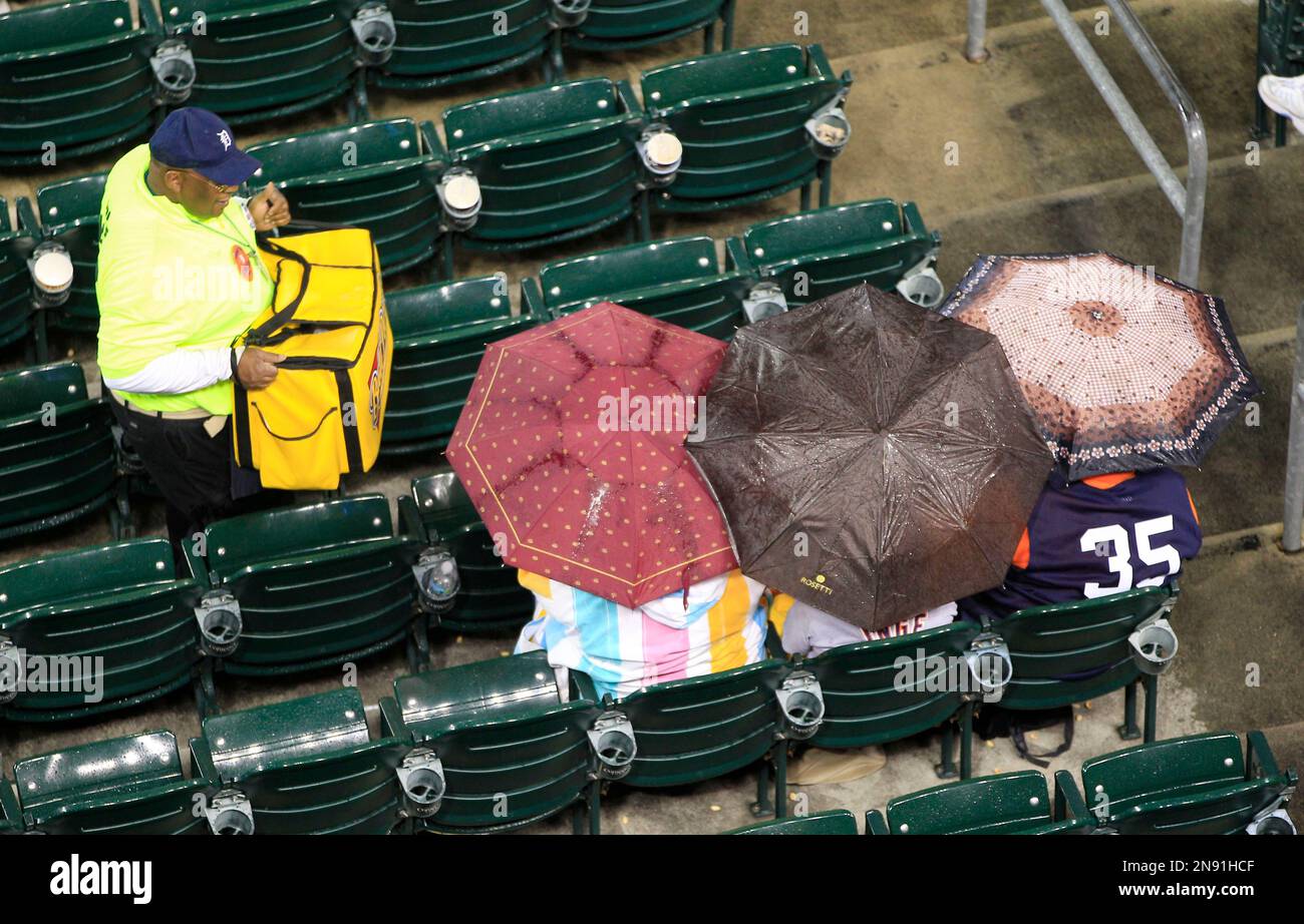 A vendor makes his way through baseball fans as they wait out a rain delay before a baseball game between the Minnesota Twins and the Detroit Tigers at Comerica Park in Detroit, Friday, Sept. 21, 2012. (AP Photo/Carlos Osorio) Banque D'Images